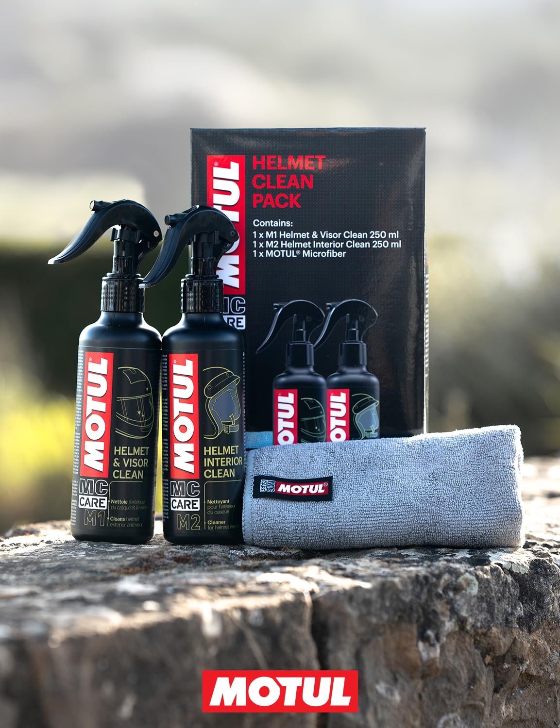 Motul - Kit de Nettoyage Casque Moto - Nettoyant Extérieur Casque et Visière Moto + Nettoyant Intérieur + Chiffon en Microfibre - MC Care Helmet & Visor Clean M1 - MC Care Helmet Interior Clean M2