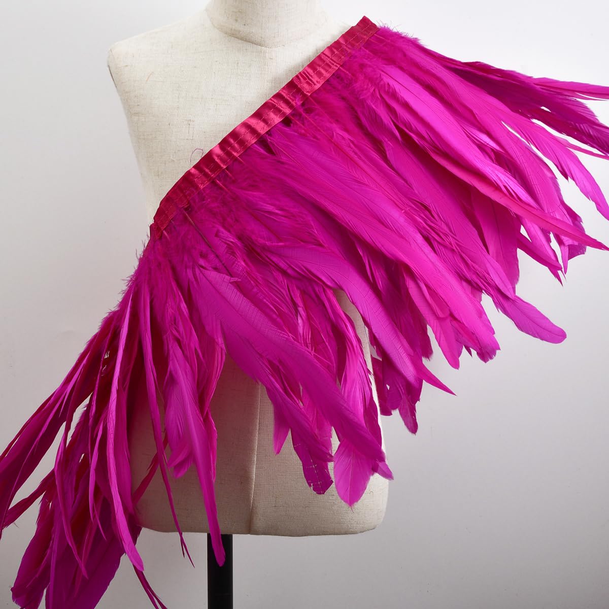 Flecos de Plumas de Coda de Gallo con Cinta de Satén, 2 Metros Largo y 28-33cm Ancho, Plumas Naturales para Costura, Disfraces, Carnaval, Halloween, Boda y DIY Artesanía (Fucsia)