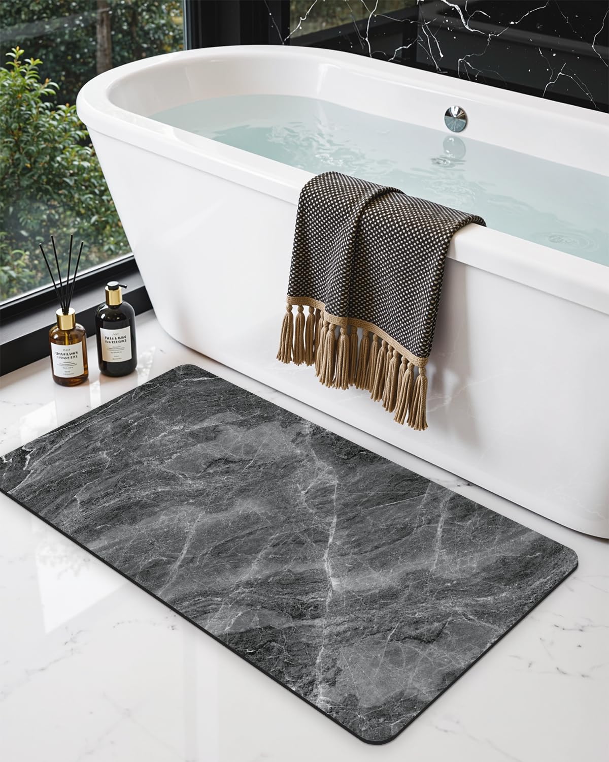 Tapis de bain fin et absorbant parfait devant la baignoire ou la douche