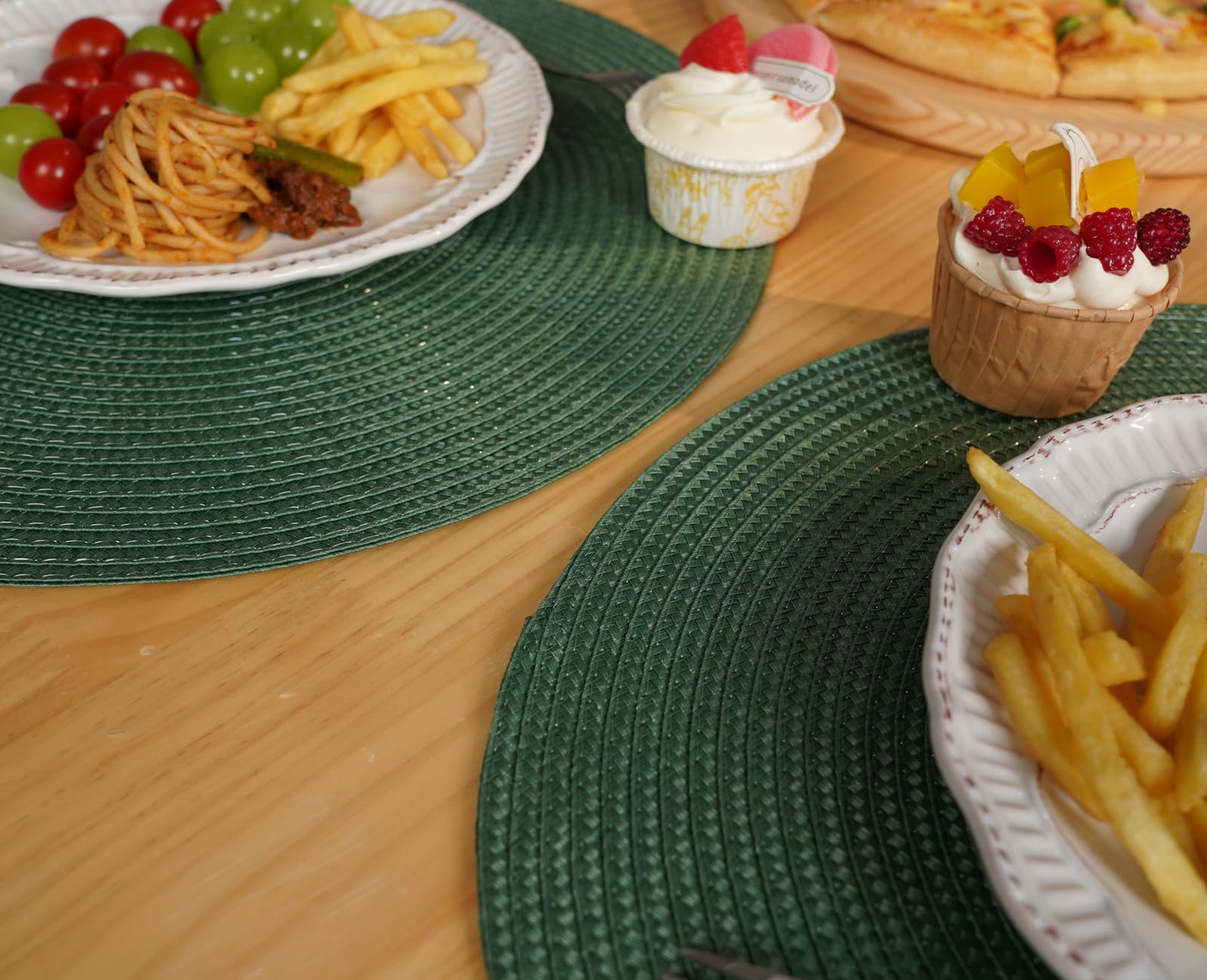 Zupro Runde Tischsets 6er-Set, 38.1 cm, geflochtene Tischsets für Esstische, rutschfest, waschbar, für vier Jahreszeiten, Dinnerpartys, Weihnachten, Geburtstage und Innen- und Außenbereich (olivgrün)