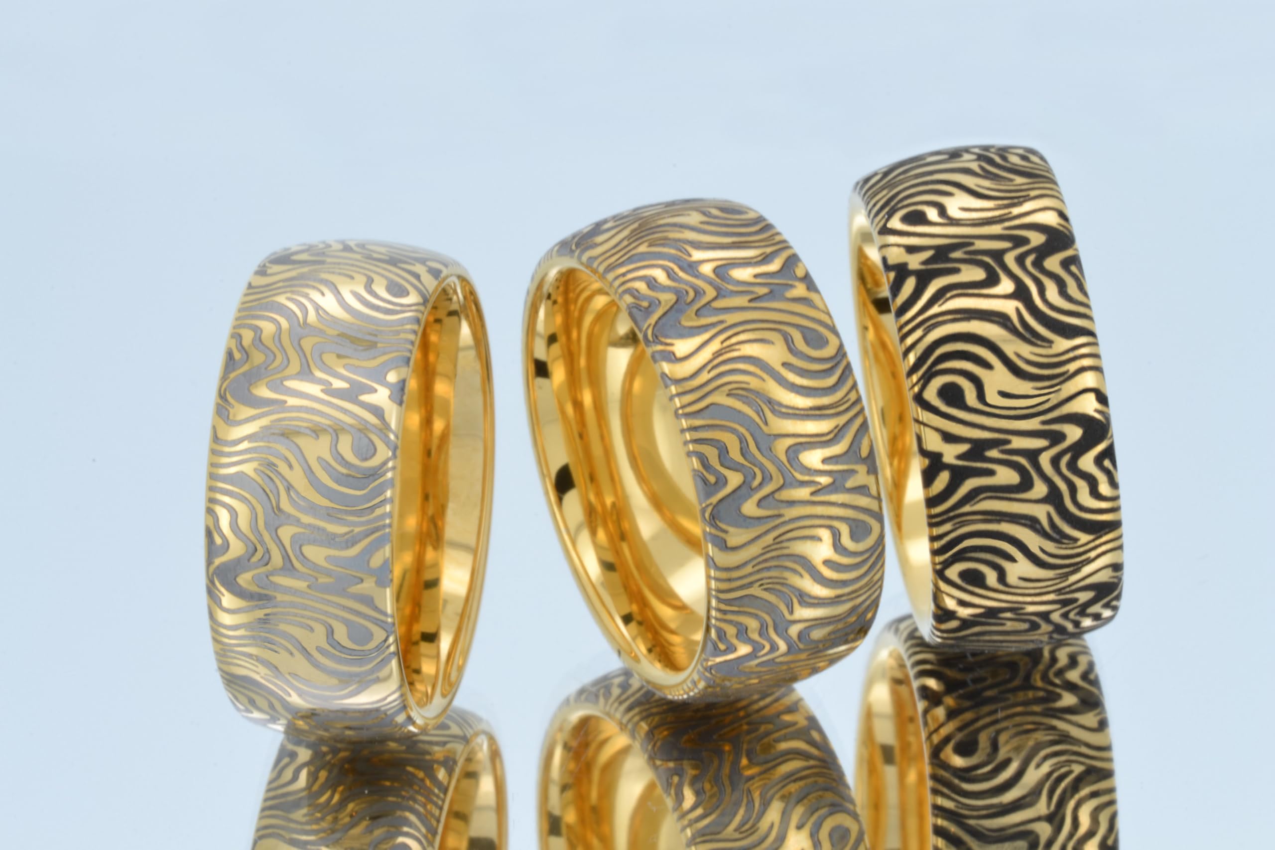 HoloRing Gold Wolframring mit Schwarzer Gravur – 8mm Breiter Ring im Mokume-Gane-Stil für Damen und Herren – Ehering, Verlobungsring oder Partnerring – Größen 49–69 – Individuelle Innengravur möglich