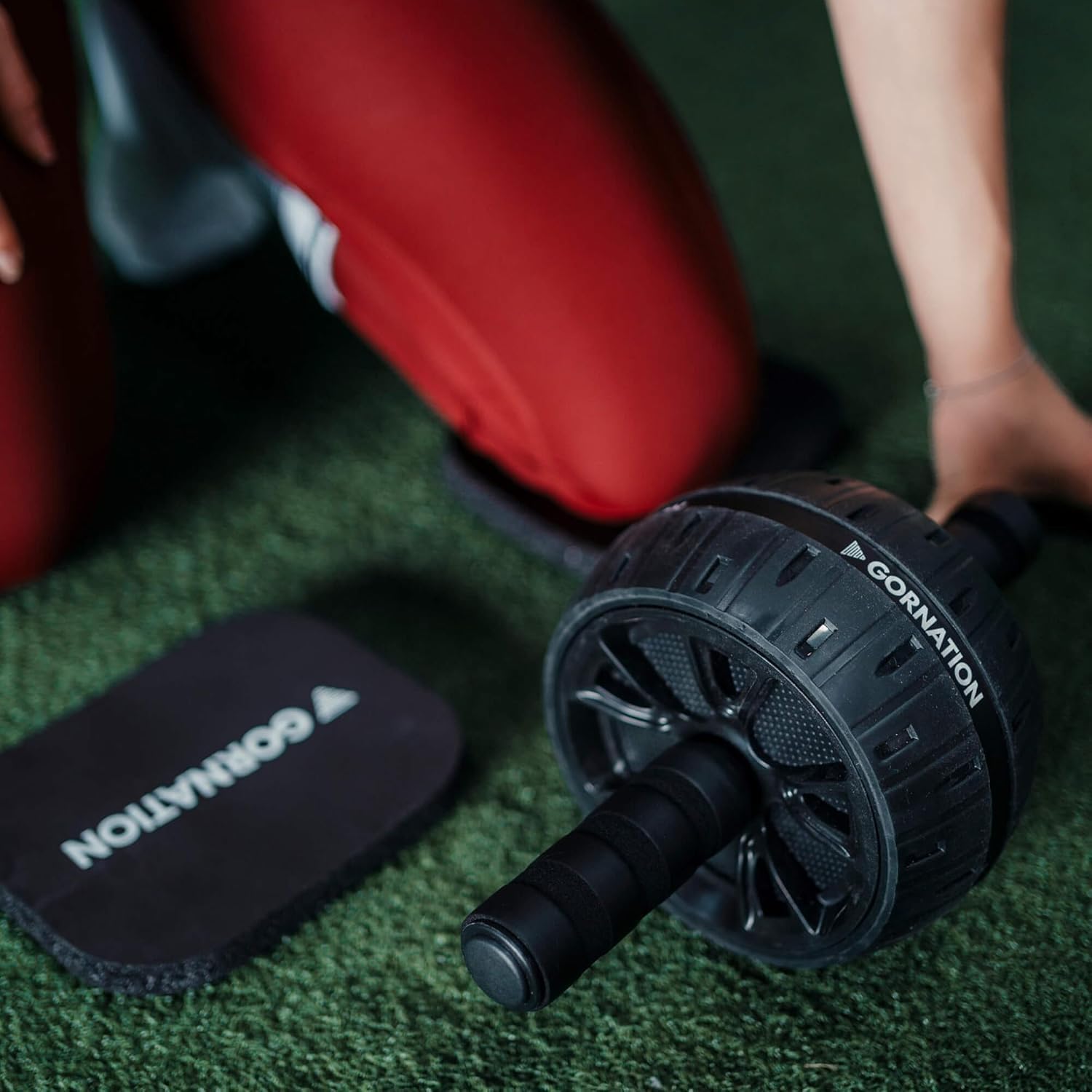 GORNATION Ab Wheel - skuteczny trening mięśni brzucha i rdzenia, z wygodnymi nakolannikami, odpowiedni dla wszystkich poziomów sprawności, stabilna i trwała konstrukcja