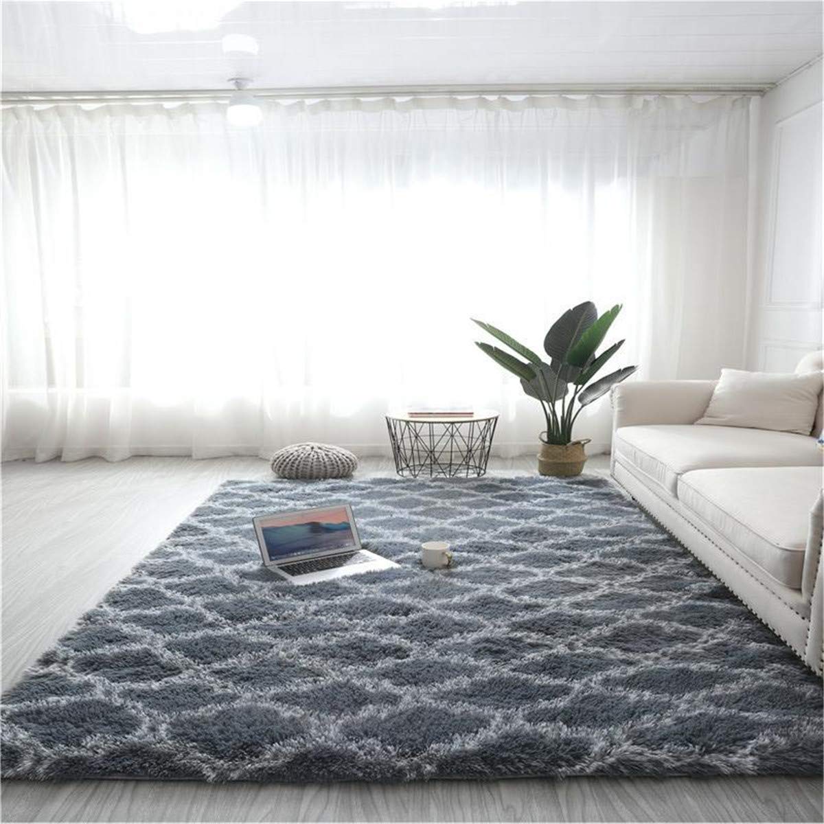 Tapis de salon à poils longs anti-glisse pour sécuriser et réchauffer les sols froids