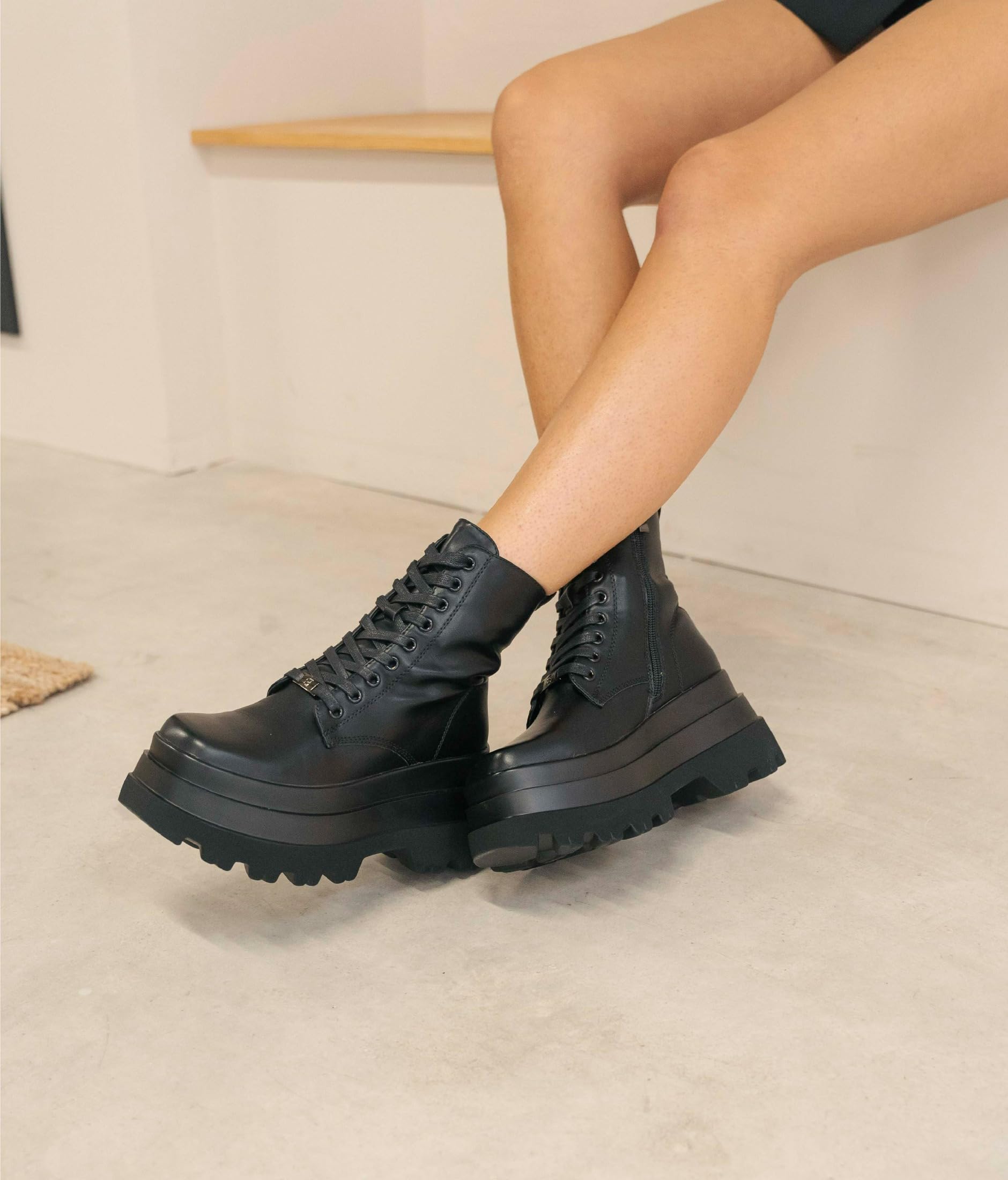 BOSANOVA Botines Militares confeccionados en Piel Vegana con Doble Plataforma y Suela Track. Cierre con Cremallera y Cordones. Calzado para Mujer