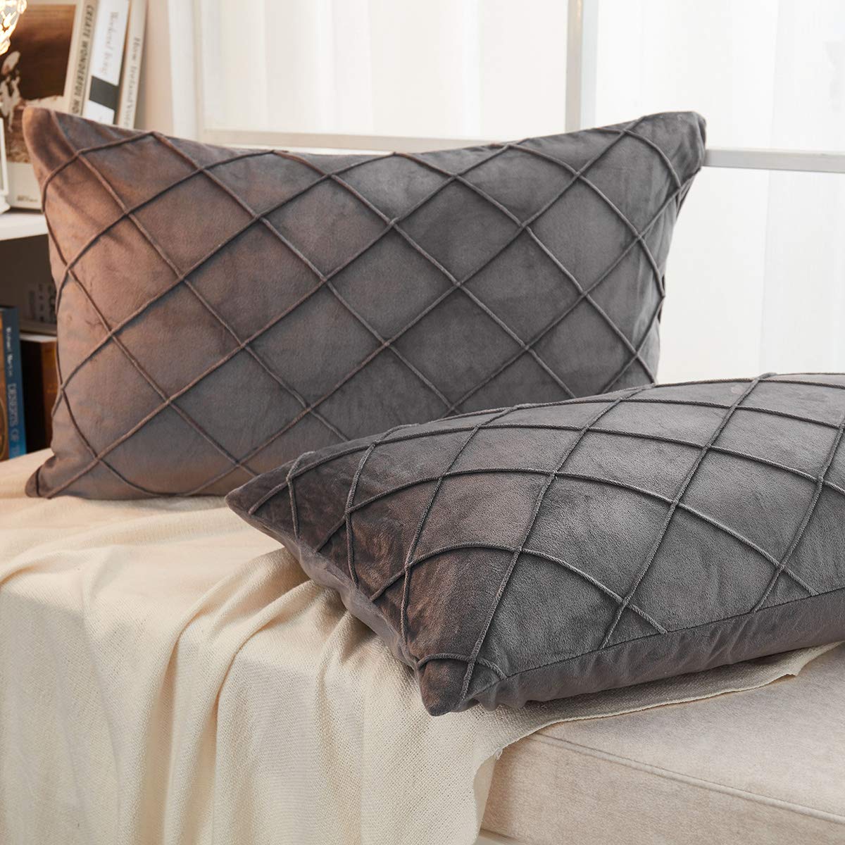 JAUXIO - Juego de 2 fundas de almohada plisadas de terciopelo con diseño de diamante para decoración del hogar, cierre de cremallera oculto (50 x 36 pulgadas, color gris oscuro)