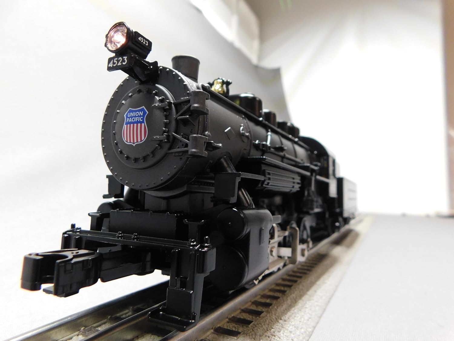 Přední view of RTR Lionel Union Pacific Steam Engine with illuminated headlight.