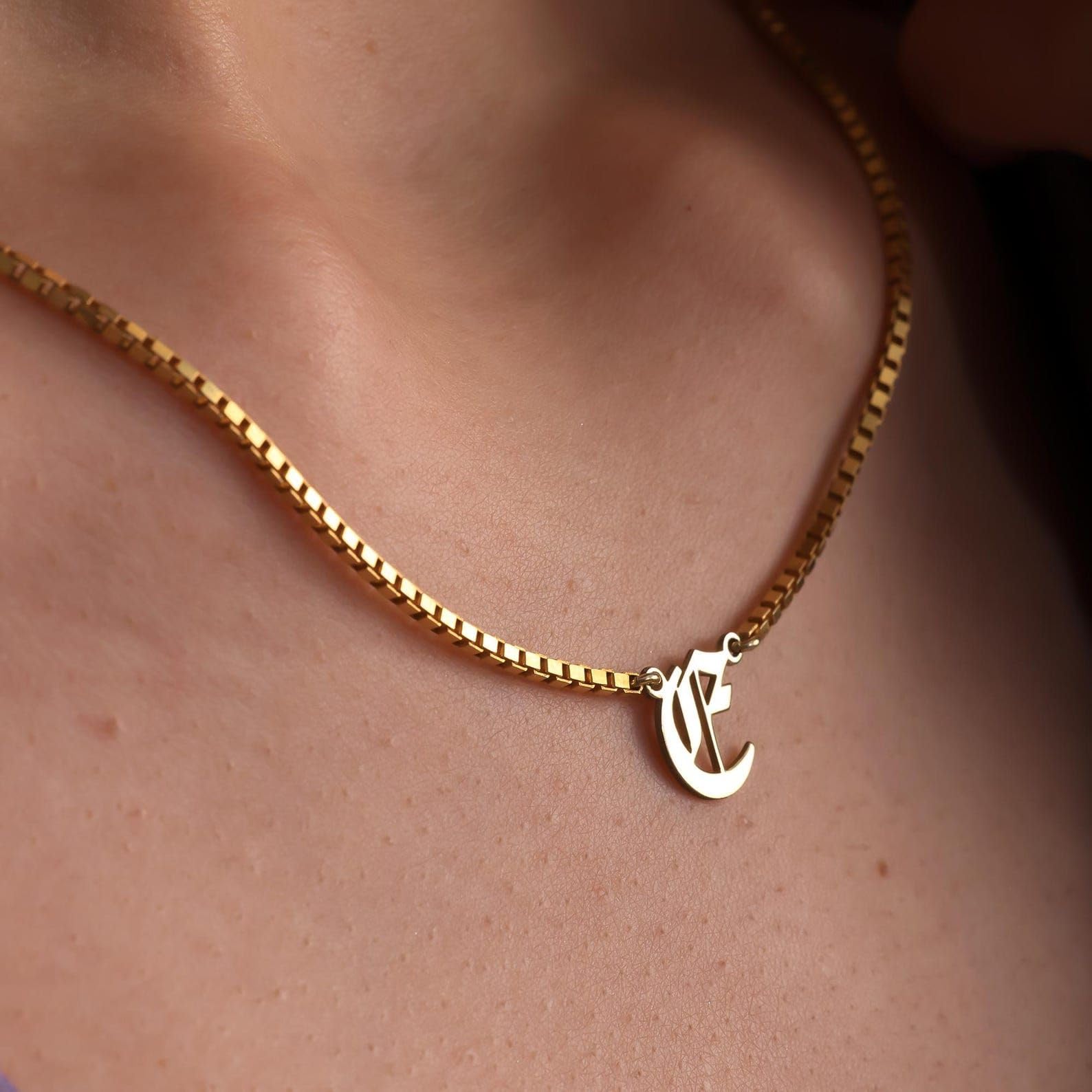 Stile gotico antico collana con iniziale delicato su misura catena Figaro gotico lettera per mamma Festa della Mamma Natale anniversario compleanno