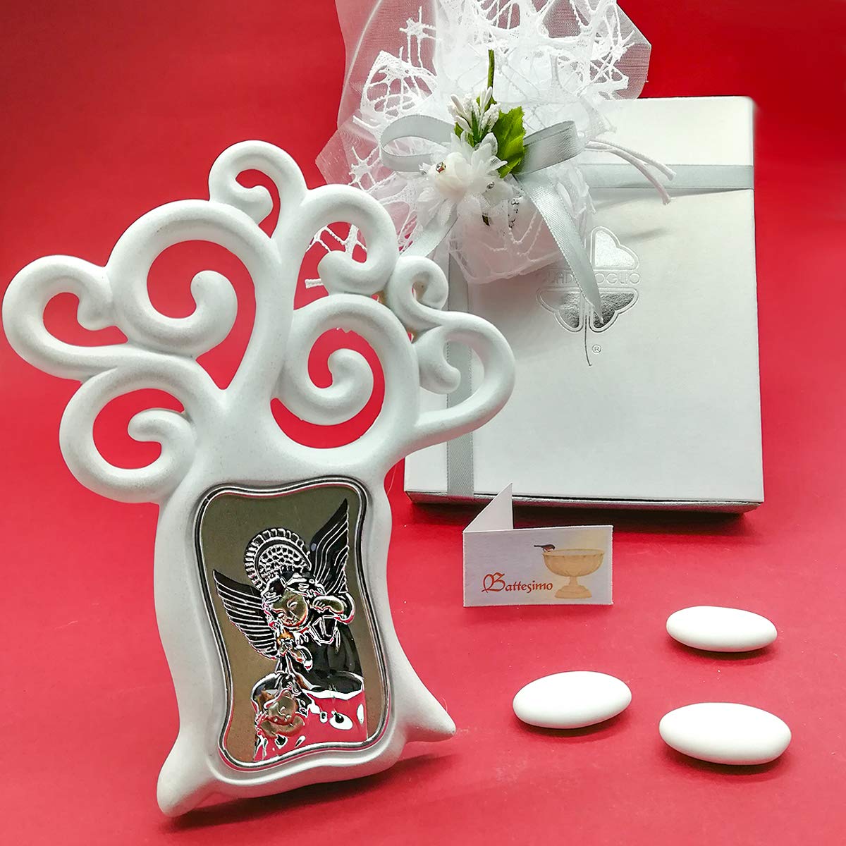 Ingrosso e Risparmio Bomboniere Battesimo Albero della Vita in Resina Bianca con Piastrina Argentata su Cui è raggifurato Un Angelo Custode, Completo di Scatola Regalo(Kit 12 pz + Confezione)