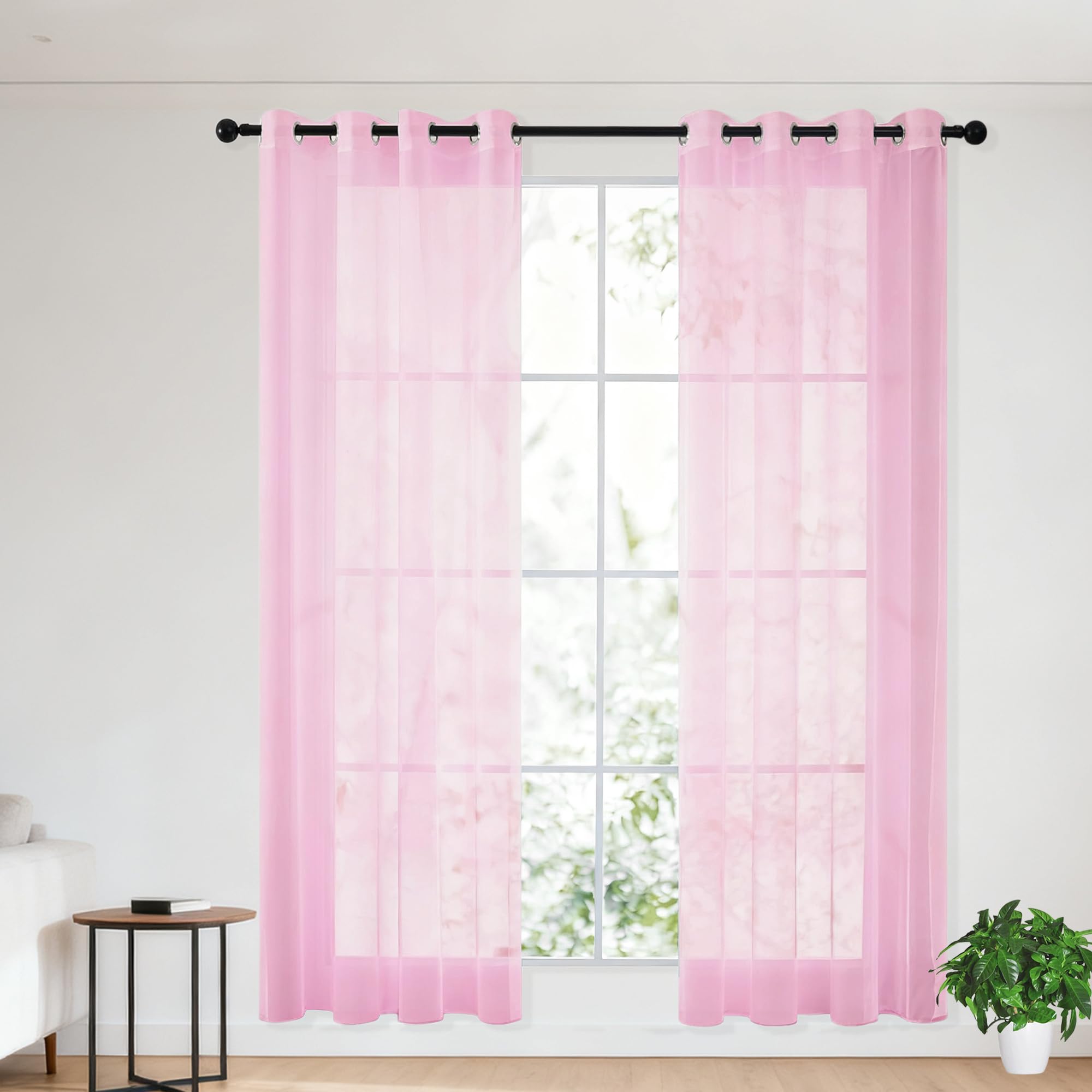 Rideau transparent rose filtrant la lumière avec oeillets