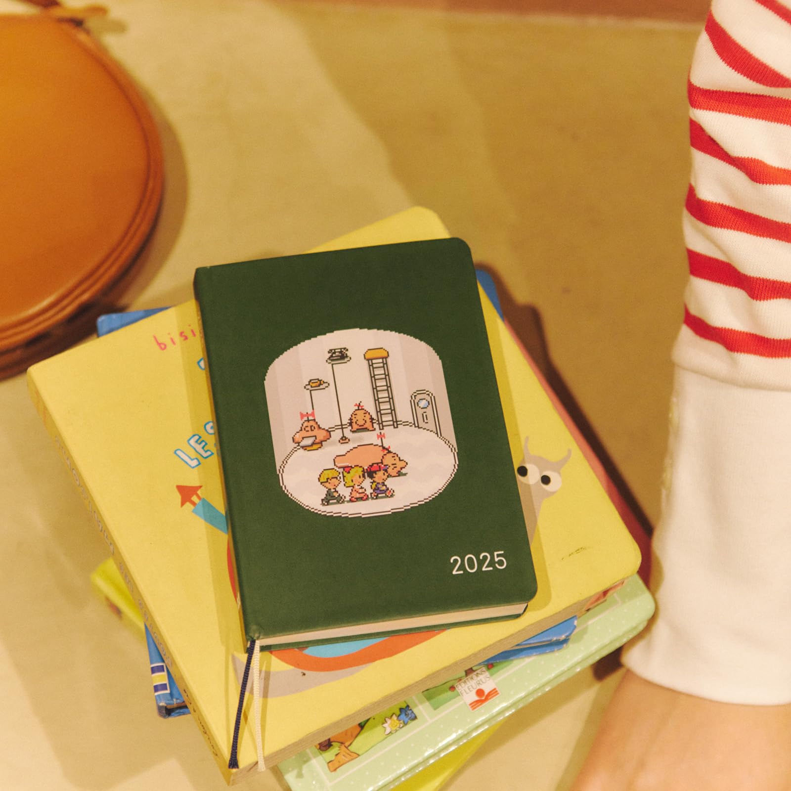 Amazon.co.jp: ほぼ日手帳 2025 HON MOTHER/うったり かったり 