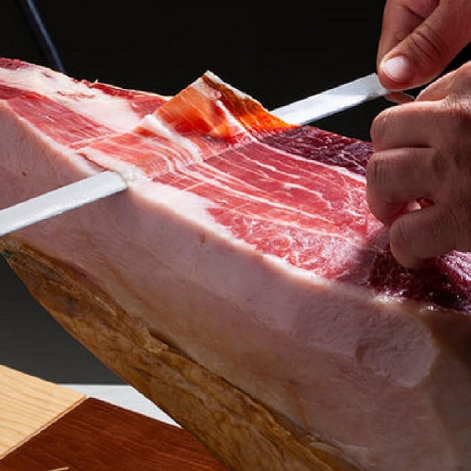 LalolaGourmet – Lote de Paleta Serrana Gran Reserva (5.5/6 kg)+ Jamonero Gondola + Cuchillo Jamonero - Paletilla de Jamón Serrano - Pata Delantera - Natural 100%, Sin Gluten y Baja en Sal