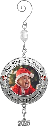 Miniatura 2 de Adorno fotográfico personalizado con texto en inglés "Our First Christmas As Grandparents 2024" (Nuestra primera Navidad como abuelos) - Esmaltado y