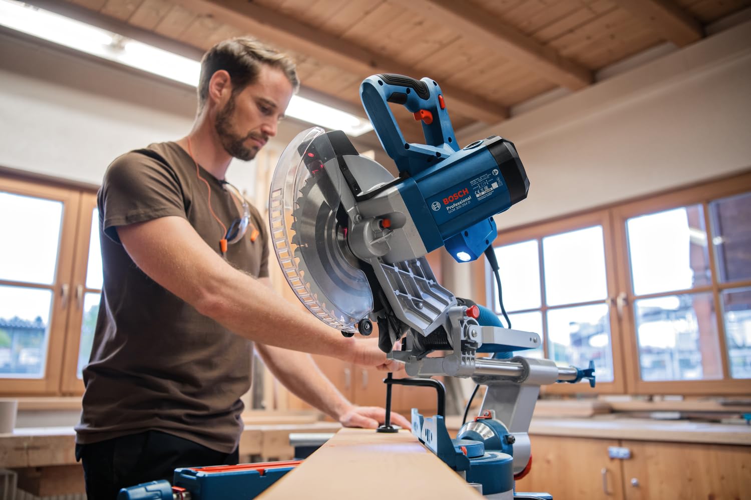 Bosch Professional scie à onglets radiale GCM 305-254 D (capacité de coupe 90 x 305 mm, avec 1 lame de scie circulaire, 2 appuis de pièce, sac à poussière, serre-joint)
