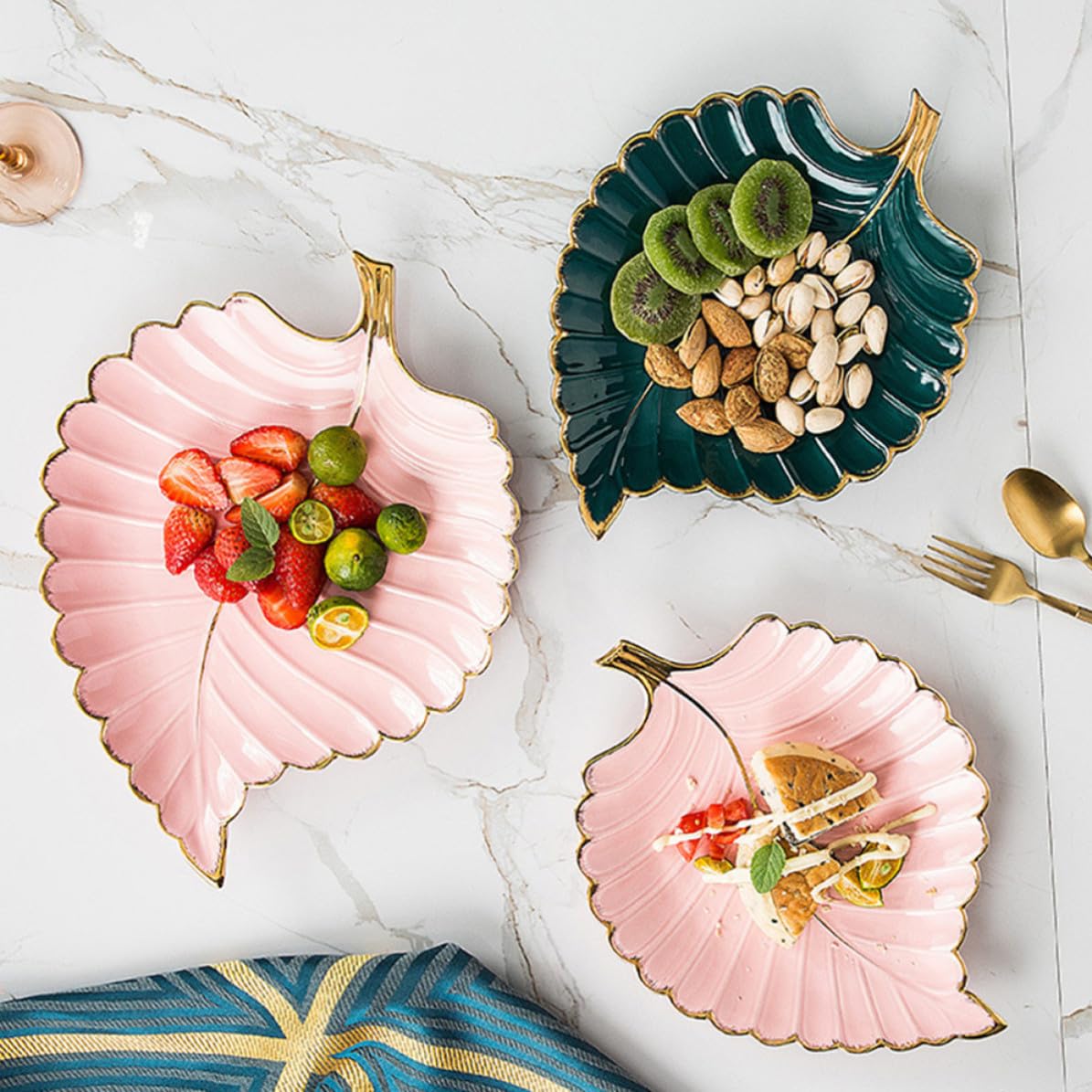Operitacx Bandeja Decorativa Multifuncional de Cerámica Verde Borde Dorado en Forma de Hoja para Joyas y Postres, Adecuado para Escritorio o Recibidor