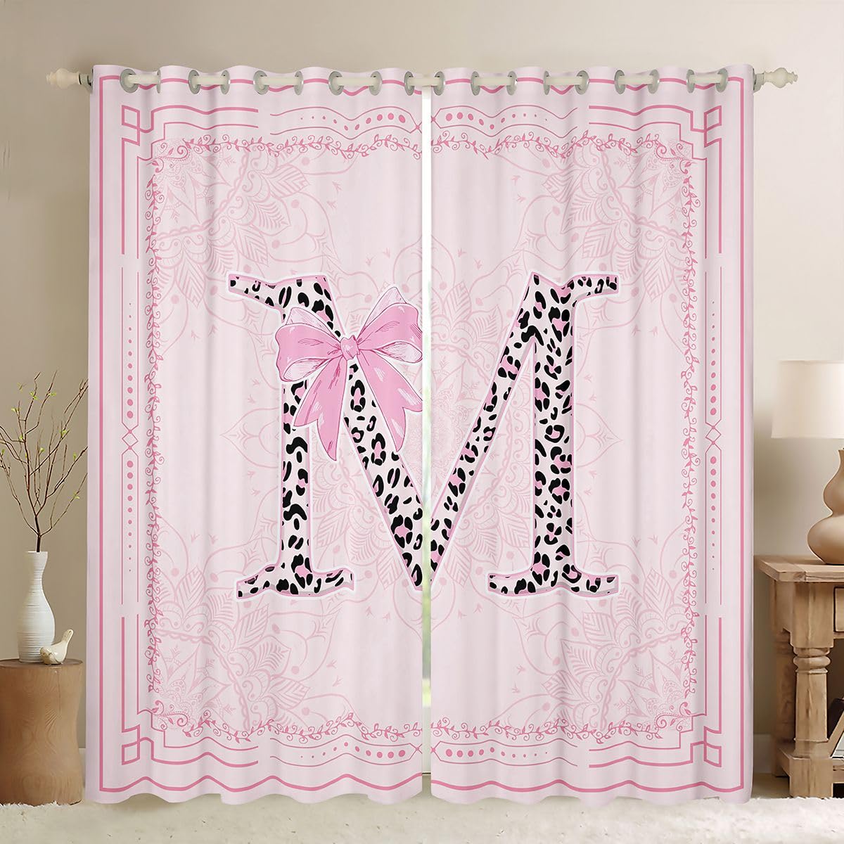Homewish Dziewczęca różowa kokardka zasłony okienne 117 x 183 cm 2 zestawy paneli - lampart inicjał M zasłony zaciemniające stylowy nadruk zwierzęcy wstążka kokarda zabiegi zasłony prosta