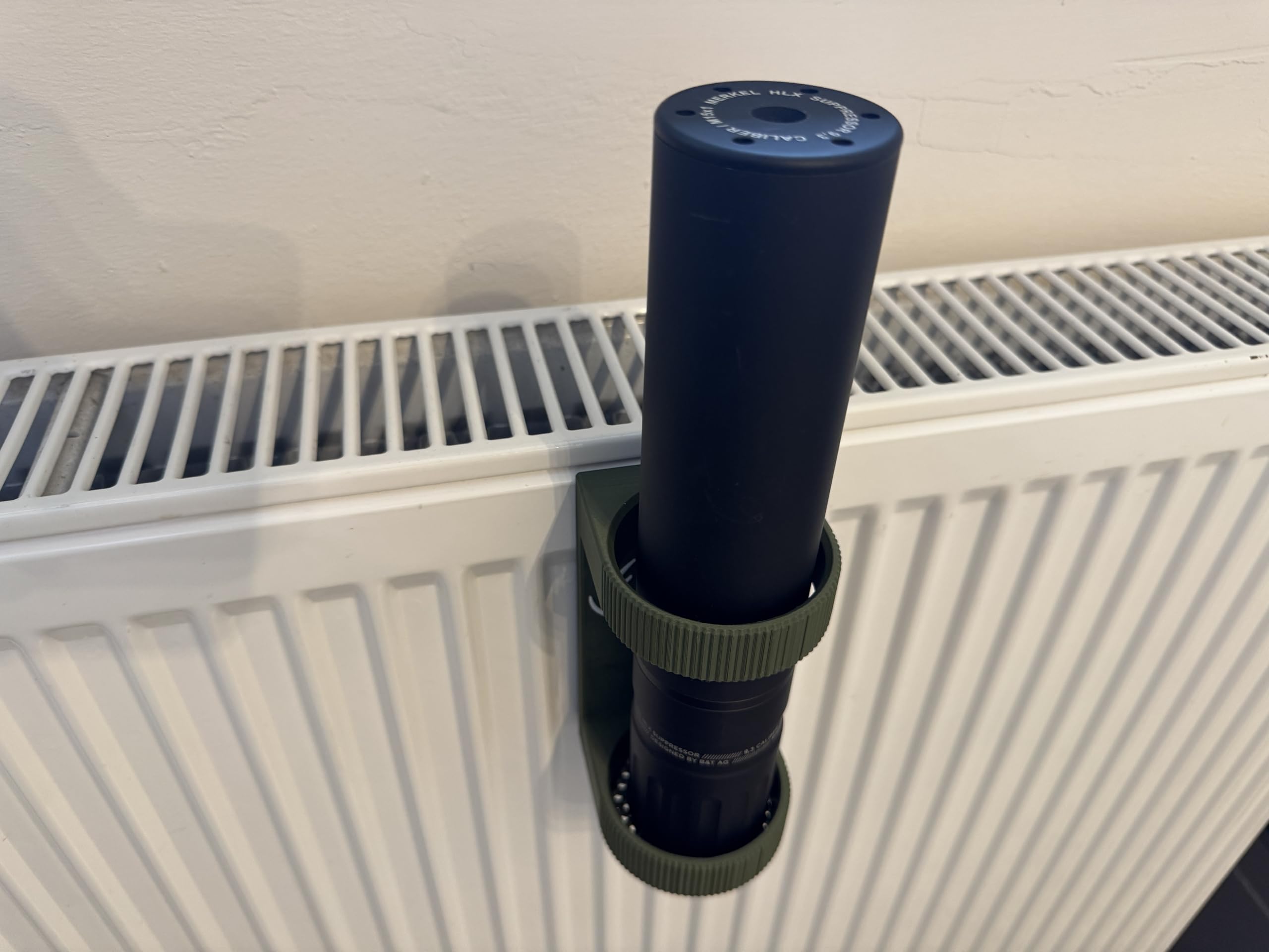 Schalldämpferhalter Magnethalterung zur trockenen und sicheren Aufbewahrung für Schalldämpfer bis 55mm Durchmesser - magnetische Rückwand, mit Samtbeschichtung, Lochboden für verbesserte Trockung