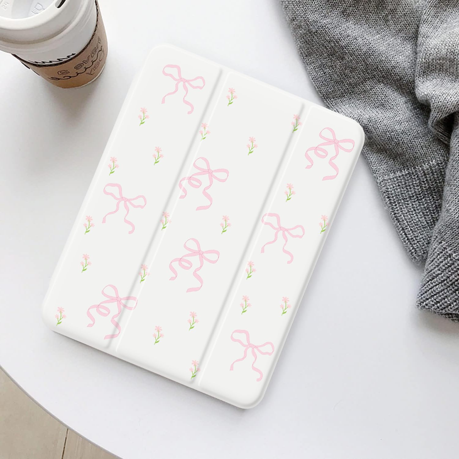 Różowa stokrotka etui z kokardą do iPada Air 33.0 cm M3 2025/M2 2024, [uchwyt na ołówki + automatyczne uśpienia/budzenie], smukłe, potrójnie składane etui ochronne z miękkim tyłem TPU, białe