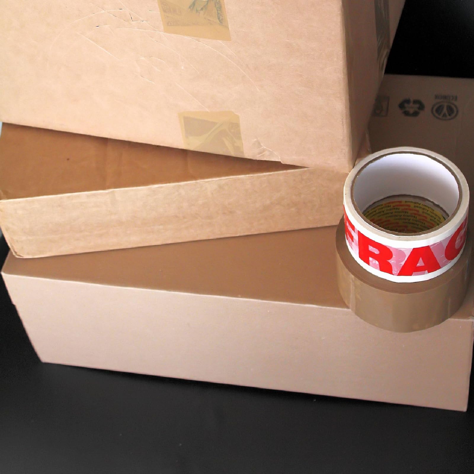 Nastro Adesivo Fragile Stampato 50 mm x 132 m - Resistente Umidità e Freddo, Srotolamento Silenzioso, per Imballaggi Delicati e Spedizioni Sicure, 36 Rotoli