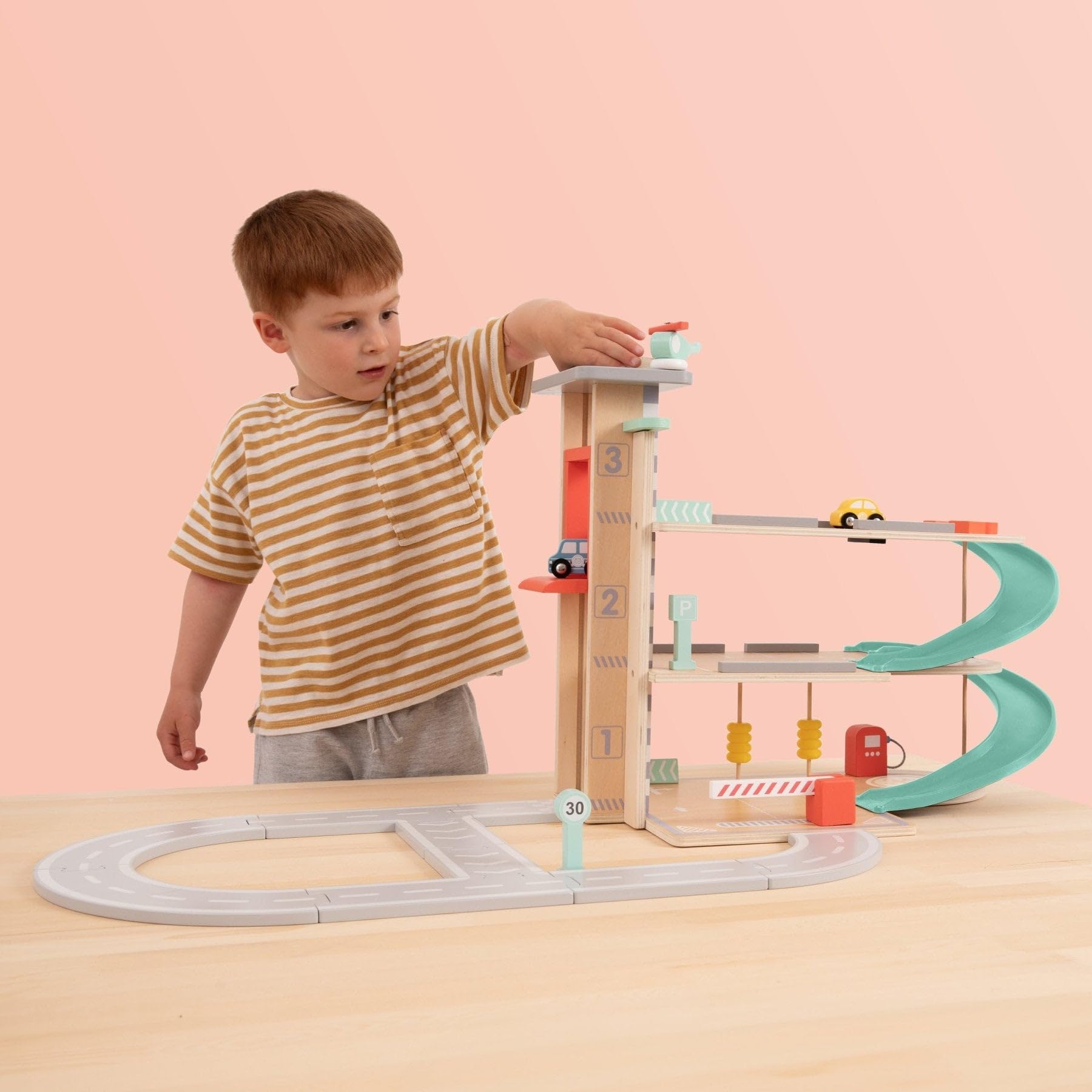 Owl & Fox Garage d'Auto da Gioco in Legno Tradizionale. Giocattoli di legno per ragazzi e ragazze dai 3 anni in su, gioco di ruolo interattivo e fantasioso, giocattolo di apprendimento Montessori