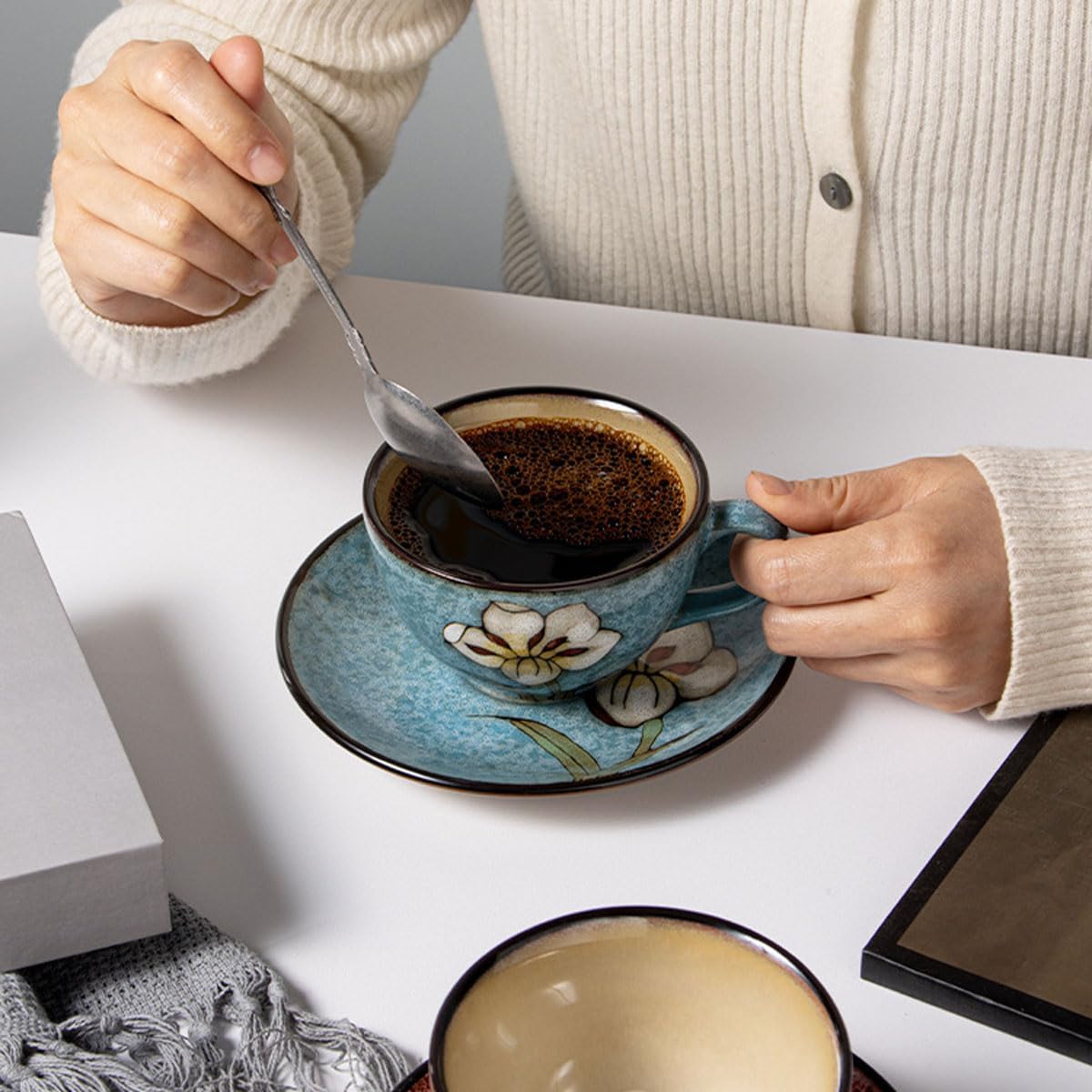 Cappuccino-Tassen mit Untertassen, 237 ml, Keramik-Kaffeetassen, Latte Espressotassen mit Blumendesign, buntes Kaffeetassen-Set für Cappuccino, Latte, Mokka (4 Farben)