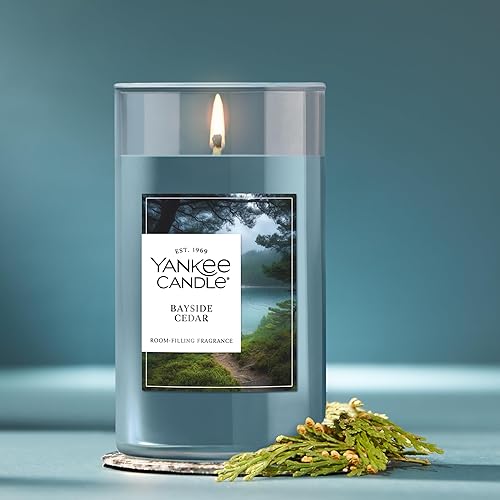 Miniatura 4 de Yankee Candle - Vela aromática en pilar, mediana, Bayside Cedar Signature, 404 g (14.25 onzas)