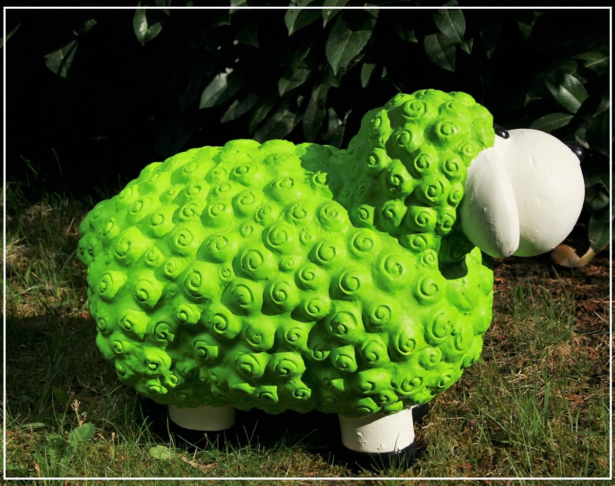 Geschenkestadl Dekofigur Schaf Susanne in grün Bunte Schafe Tier Figuren für Haus und Garten