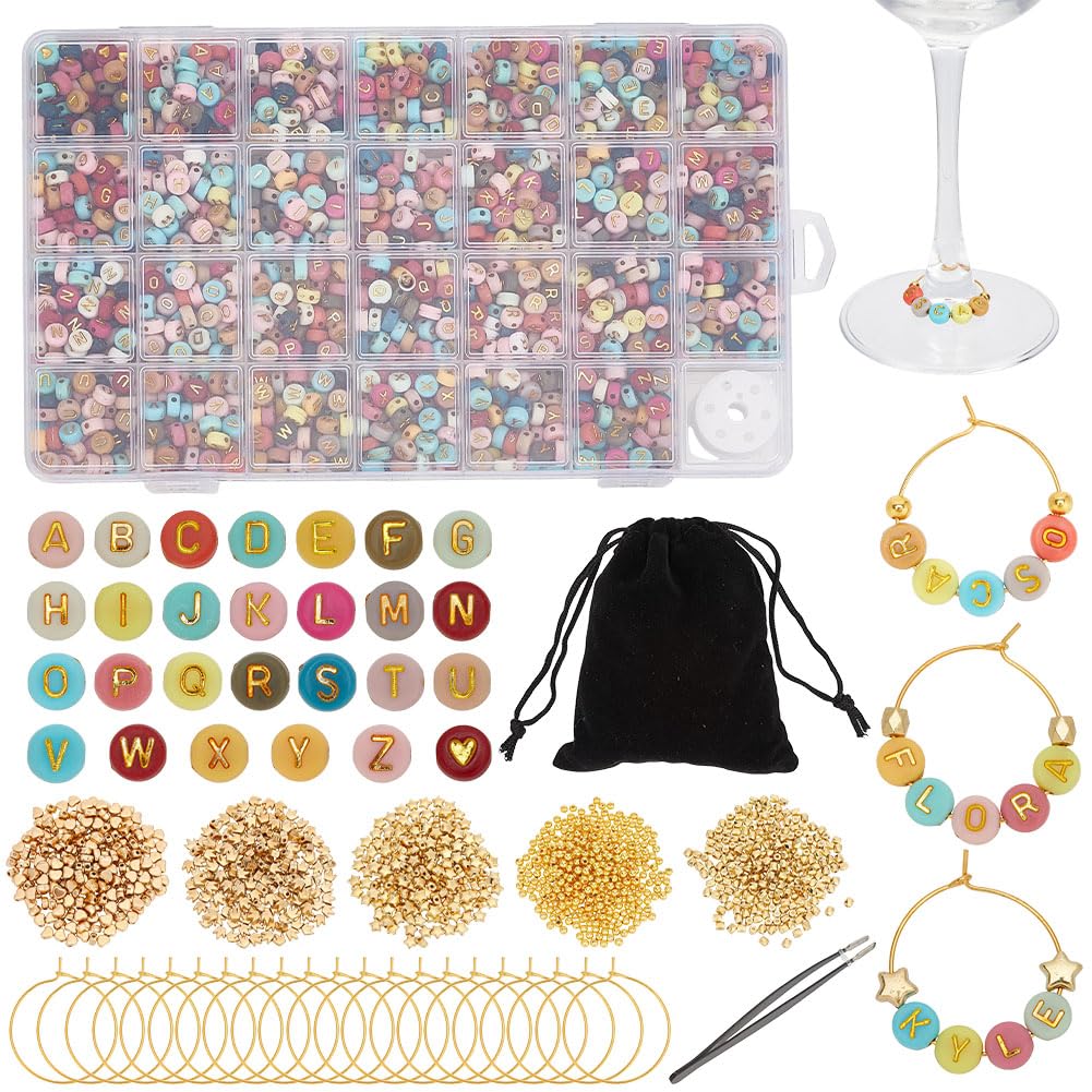 WEBEEDY 80 Sets DIY Weinglas Anhänger mit Farbigen Buchstaben Perlen Große Menge Krone Stern Herz Gold Perlen 80 Anhänger Ringe Pinzette Personalisierte Weinglas Marker für Stielgläser Hochzeit