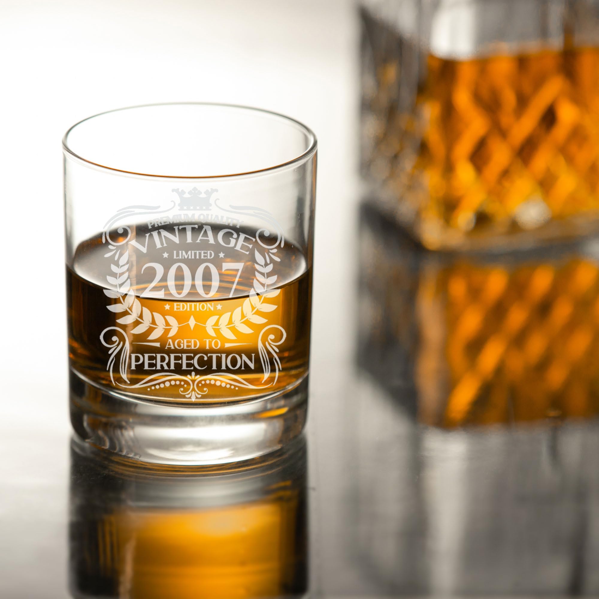 Always Looking Good Bicchiere da whisky con incisione "Aged to Perfection", regalo per il 19° compleanno da uomo, vintage 2007