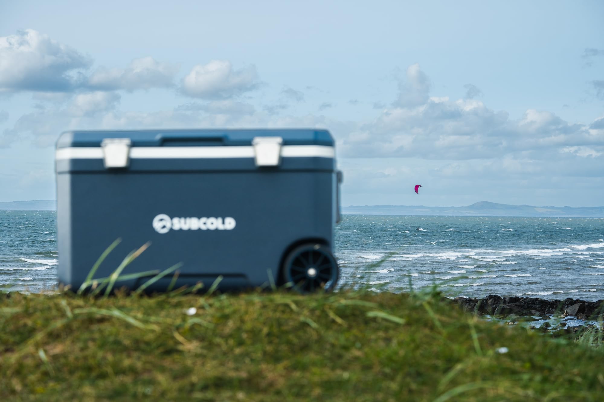 Subcold Glacière à roulettes MOBI70, bleu, 70 L, isolation en mousse PU | Glacière à roulettes avec poignées et drainage, glacière pour voyage, voiture, camping et plein air, reste fraîche pendant