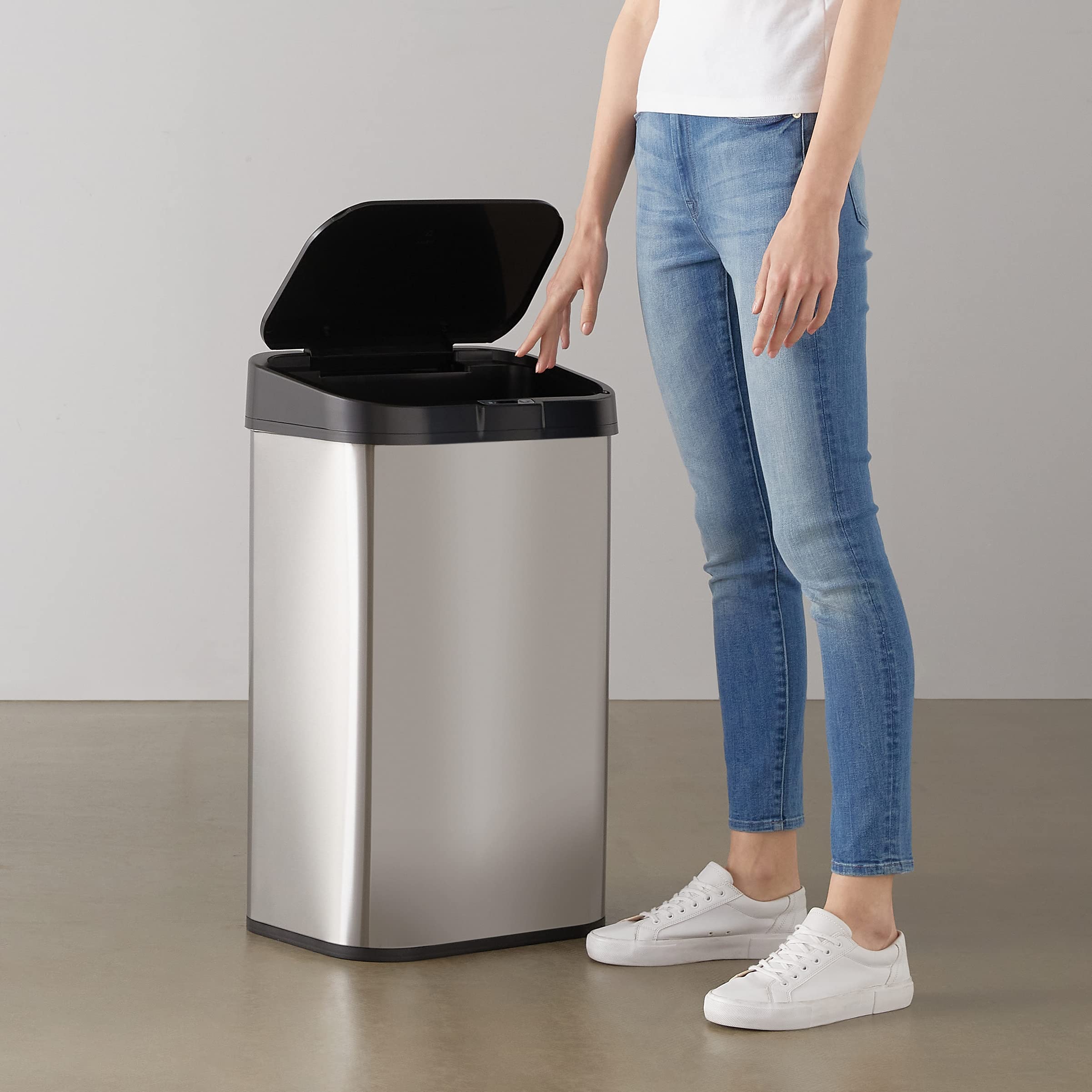 Amazon Basics Pattumiera in acciaio inox, automatica, Rettangolare, da 60 litri, Argento, Nero