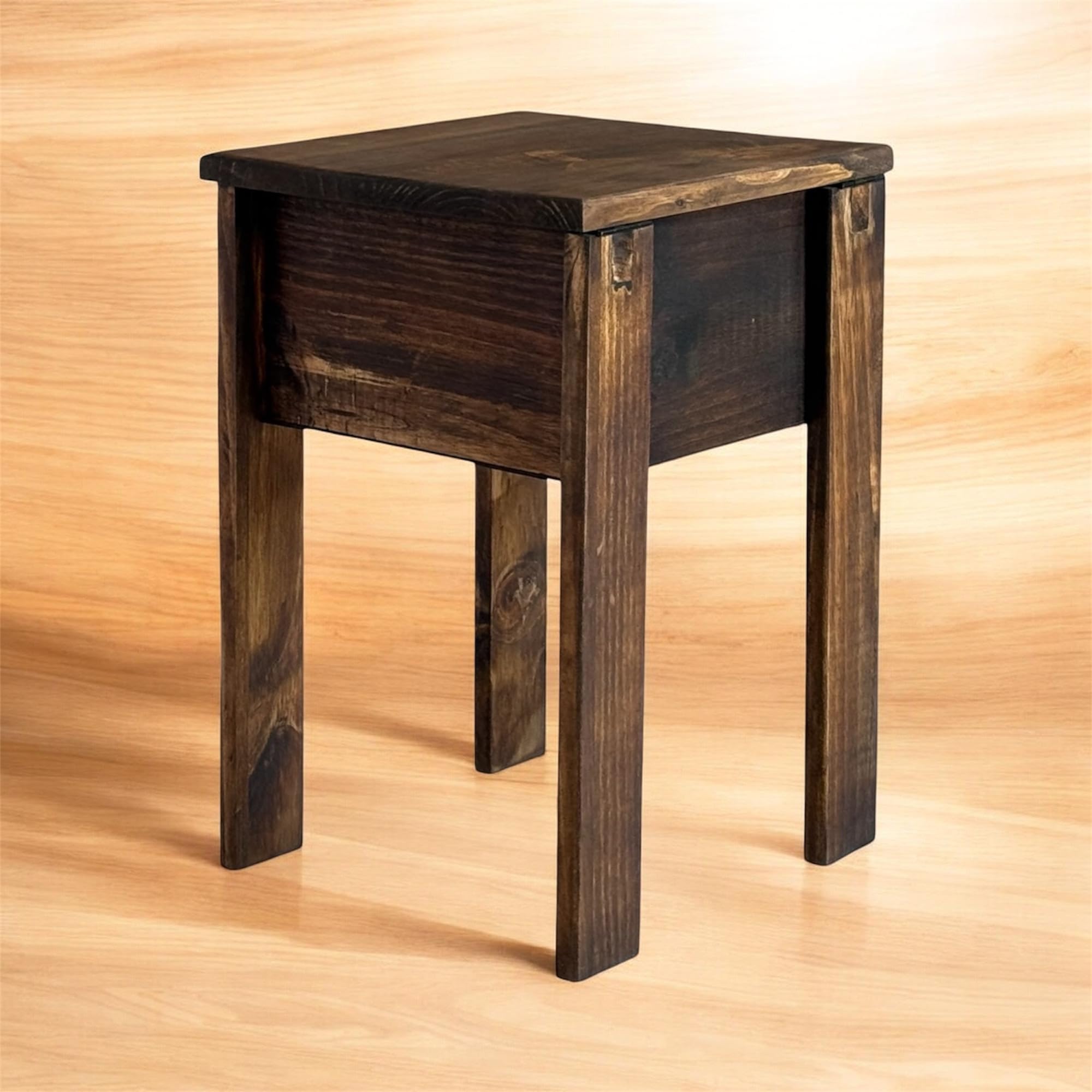Taburete Auxiliar Artesanal de Madera de Pino, Acabado Nogal, 30 x 30 x 45 cm, con Tapa Abatible