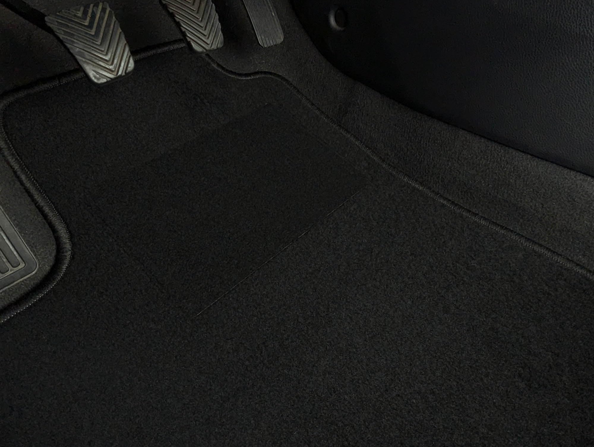 Floor mat set compatible for Toyota Corolla Coupe, type AE86 Floor mat set compatible for Toyota Corolla Coupe, type AE86