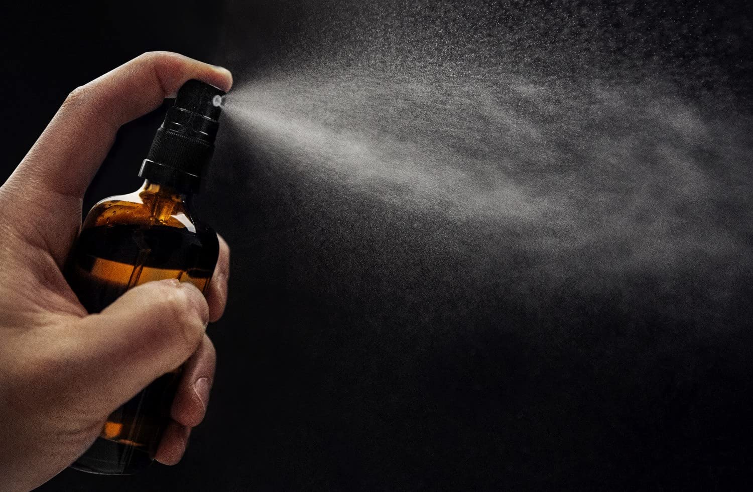 Oputec 143 x 30 ml Sprühflaschen aus Glas mit Zerstäuber - Großpackung - Braunglasflaschen mit feinem Sprühkopf - Kleine Pumpspray-Flasche - Made in Germany