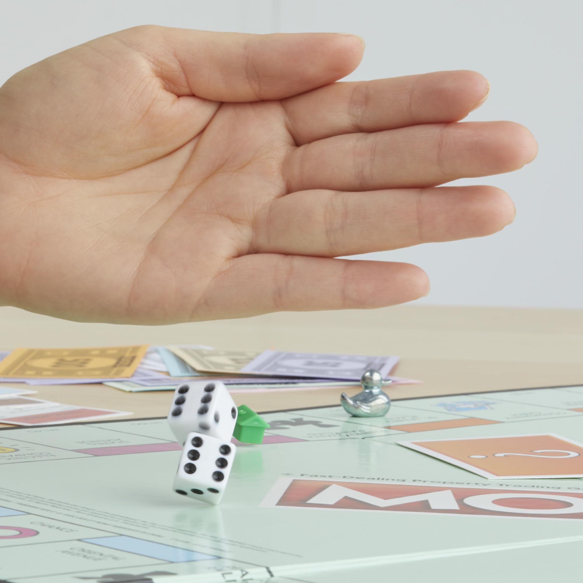 Monopoly Hasbro Gaming Classico, Gioco da Tavolo da 2 a 6 Giocatori per Tutta la Famiglia, Gioco per Bambini e Bambine da 8 Anni in su