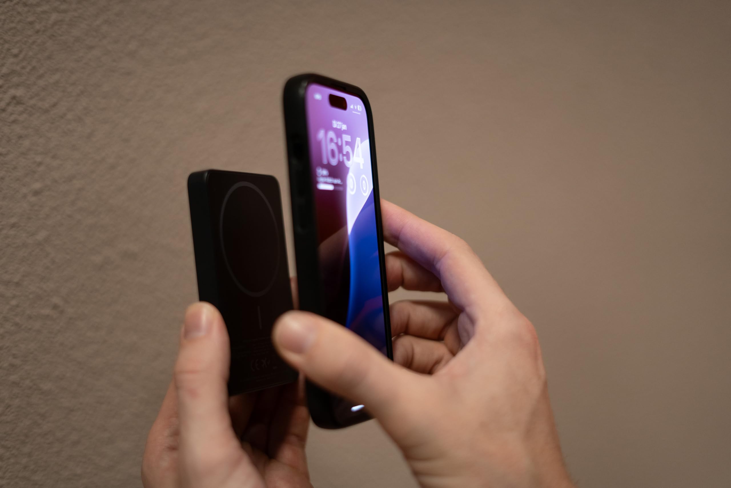 Xtorm Go2 Magnetic Wireless Power Bank 5000 mAh 20 W USB-C PD + ładowanie magnetyczne 15 W, ultra cienkie materiały premium Charcoal Black XG2WP051