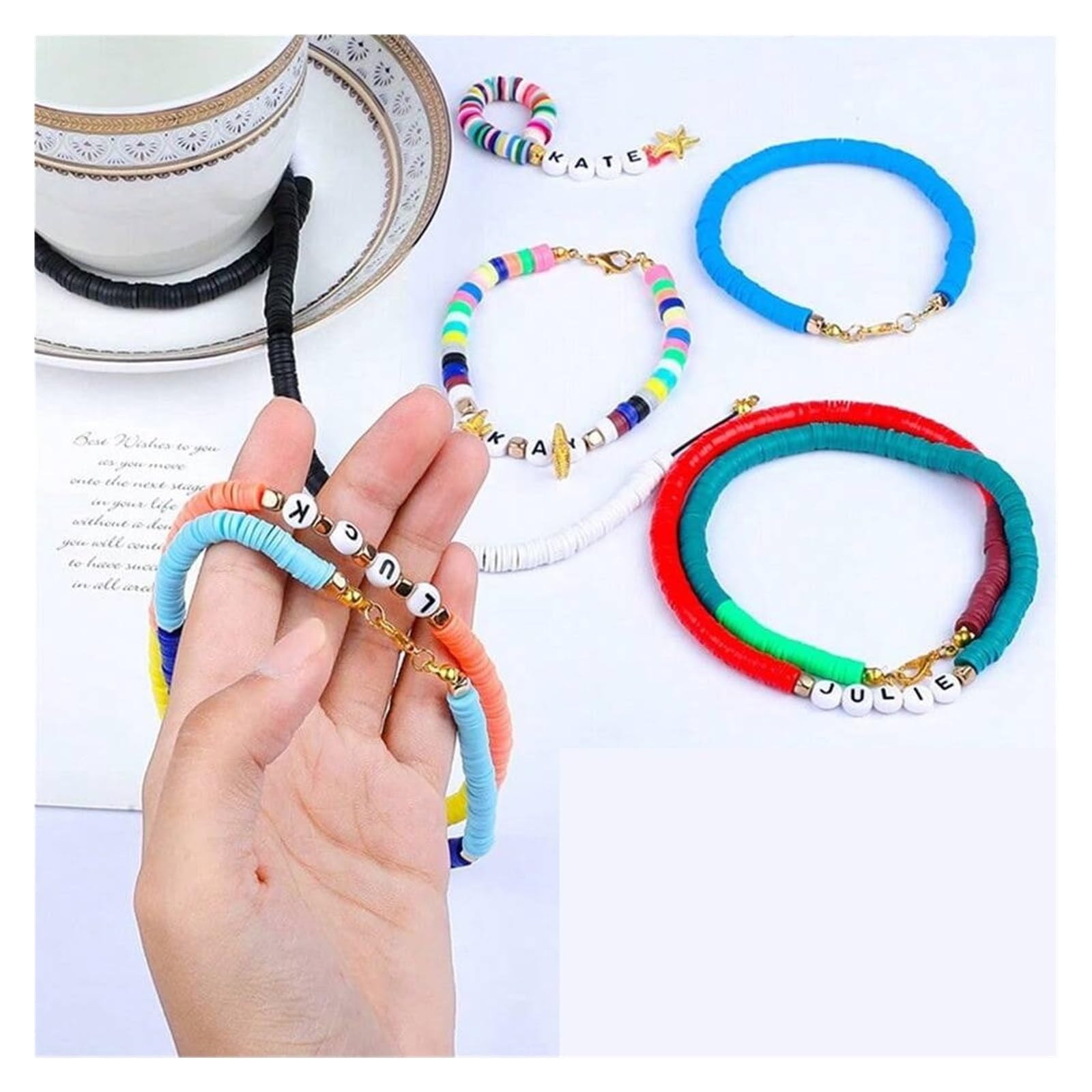 Kit De Fabrication De Bijoux Bracelets en Perles d'argile, 8230 pièces, Kit de Bricolage avec Lettres d'amitié collégiales Kit Bijoux Creation Adulte