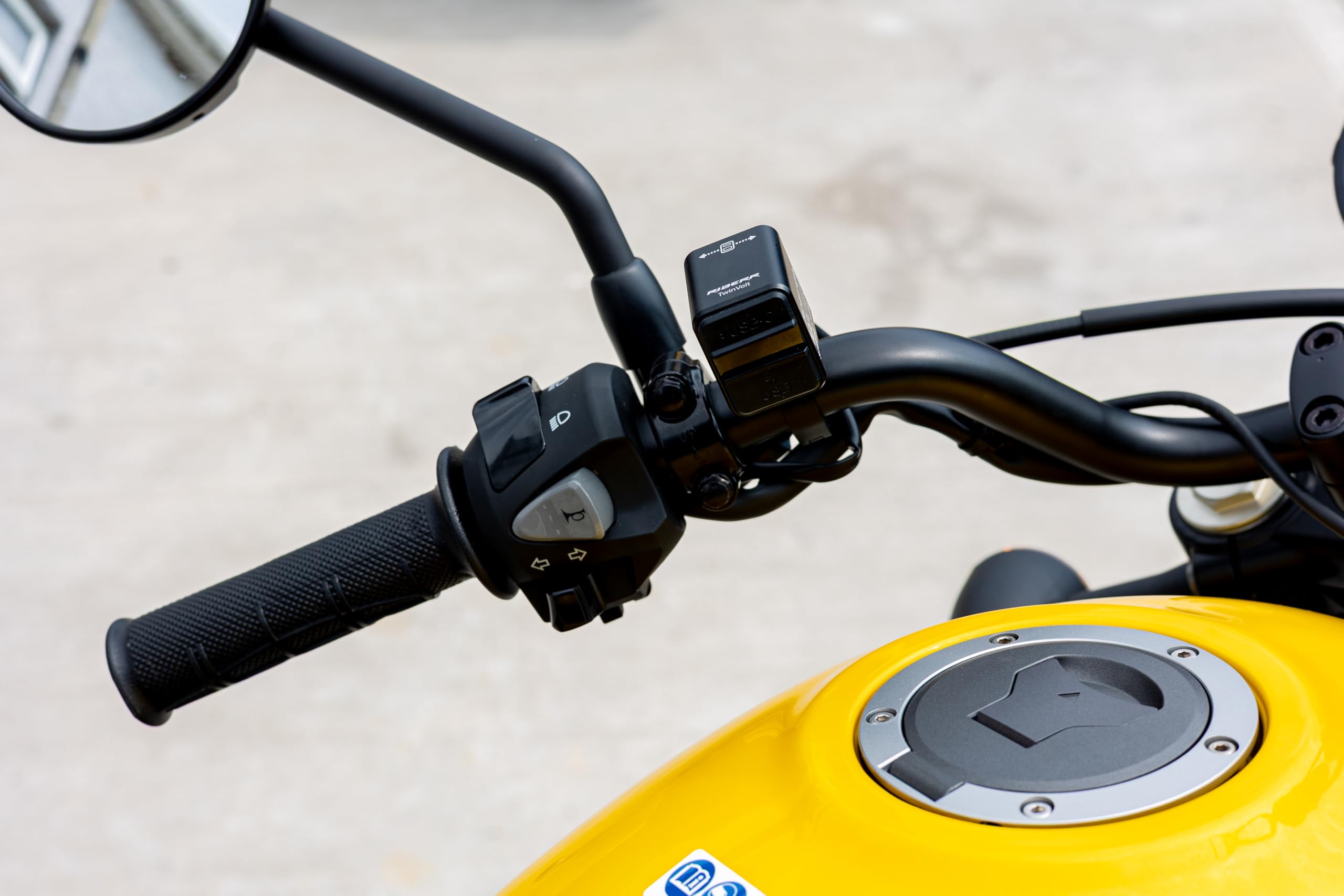 RIDERR Chargeur TwinVolt 2 voies, chargez votre téléphone tout en conservant la batterie de votre moto, deux ports USB-C et USB-A, charge ultra rapide de 100 W, étanchéité IP66,
