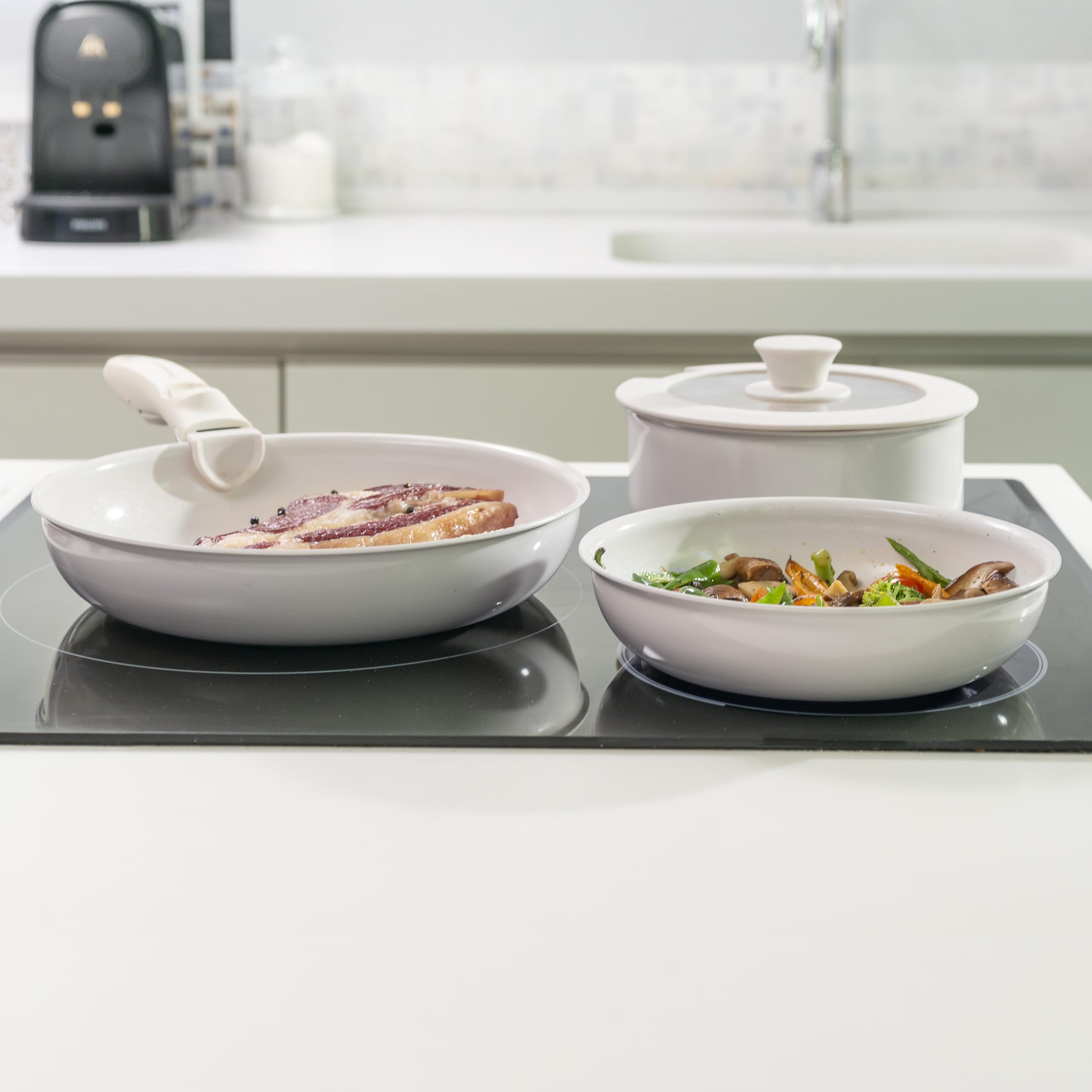 InnovaGoods® Juego de sartenes Juego de utensilios de cocina antiadherentes con Mango Extraíble, Menaje de Cocina con Tapas, Todo Tipo de Cocinas y Horno, apto Lavavajillas Horno. Beige (5 piezas)