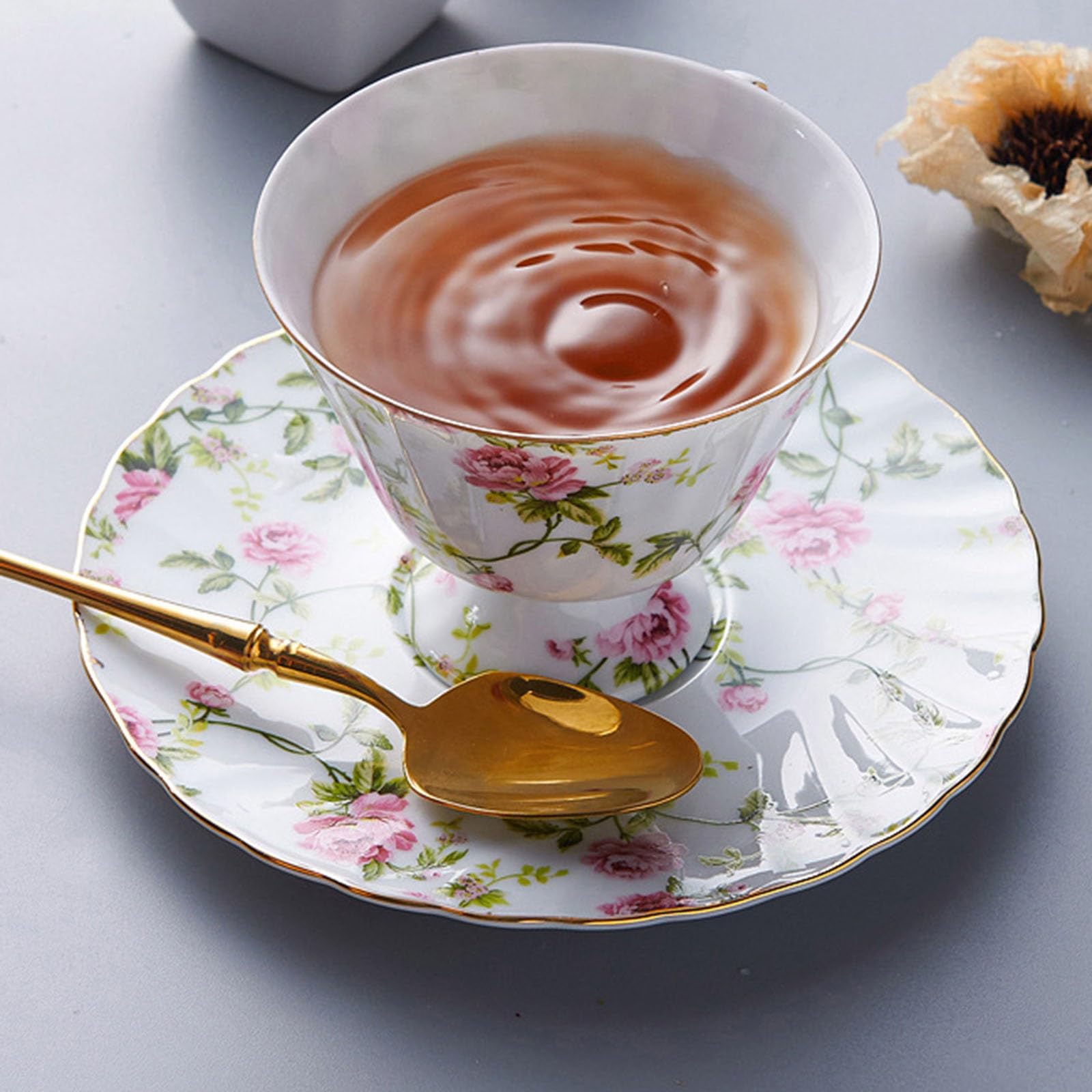 Porcelanowy zestaw filiżanek i spodków w kwiaty | Czas na herbatę: porcelana kwiatowa