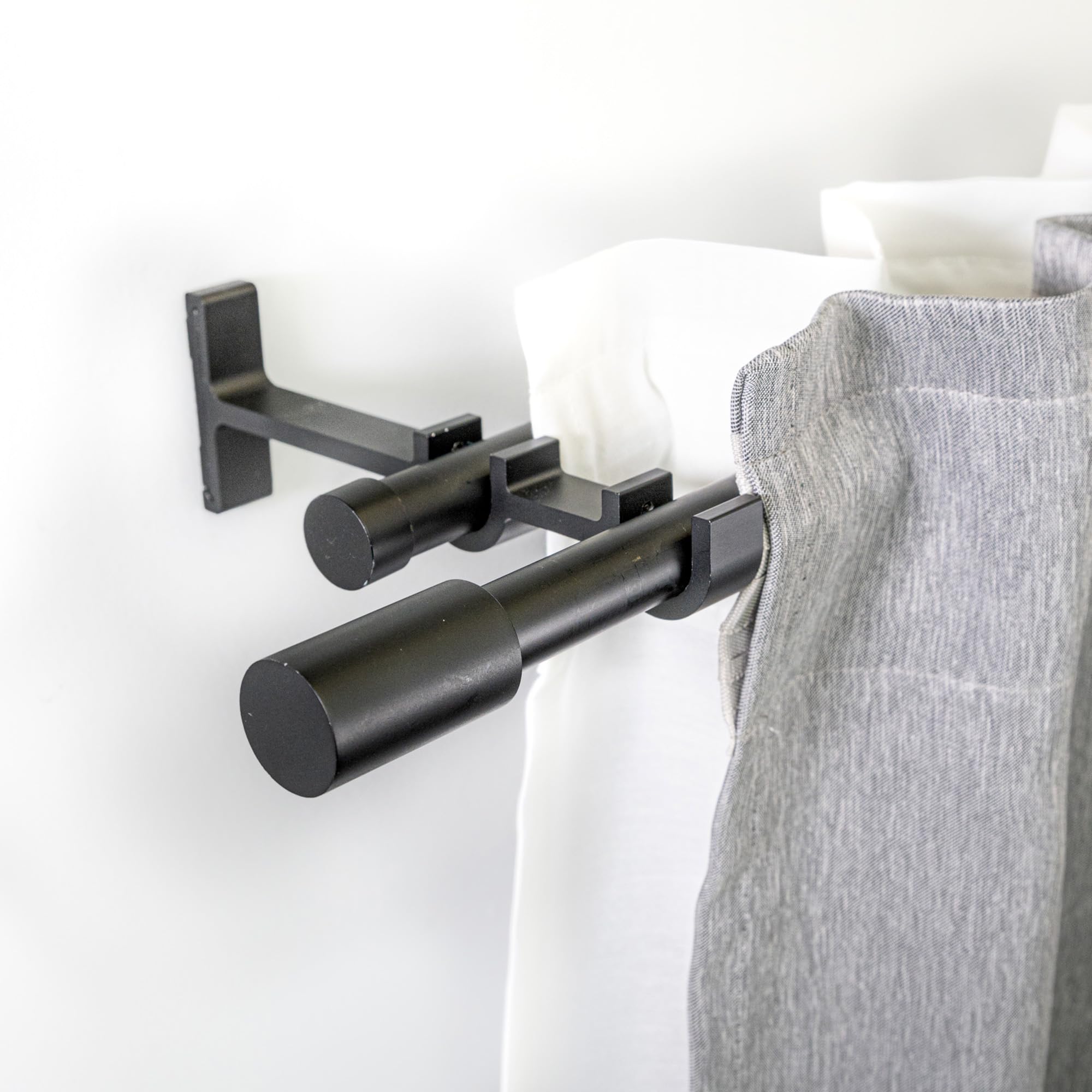 ROLLMAXXX Gardinenstange 400 cm Breit Ø19 mm Faro 2-Läufig | Vorhangstange aus Metall Schwarz Matt, Gardinenstange Set inkl. Doppel-Wandhalterungen & Endstücke