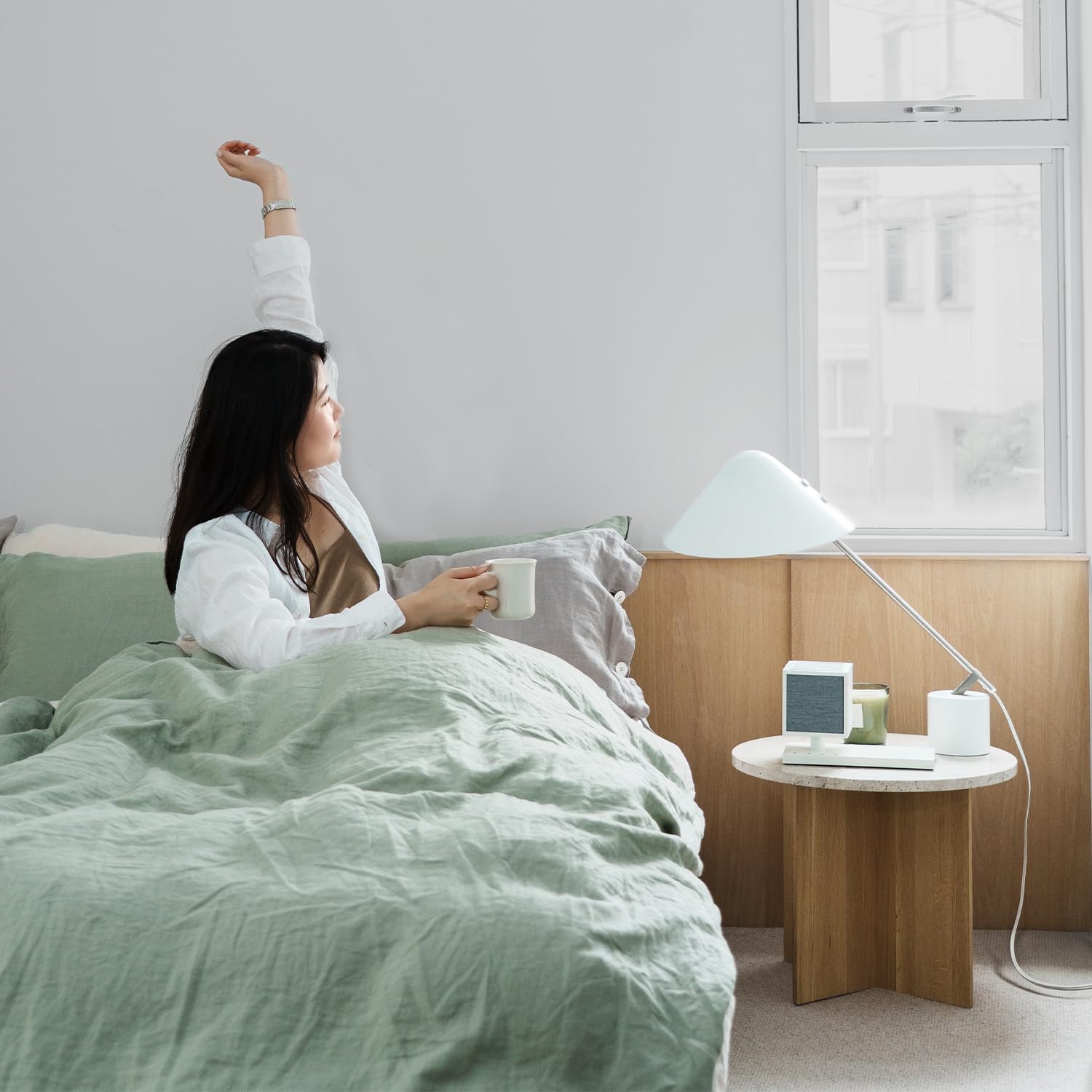 Tivoli Audio 'Revive' - Bluetooth-Lautsprecher mit kabellosem Ladegerät und Lampe (Weiß/Grau)