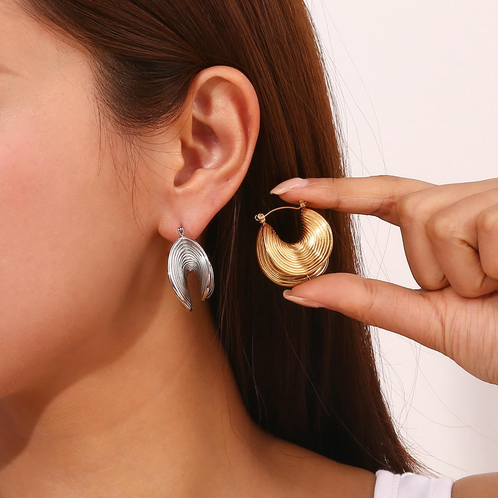 Edelstahl 18 Karat vergoldet, modische, individuell gefaltete High-Low-Ohrringe mit Gewindekrempe, schickes Damen-Accessoire-Geschenk