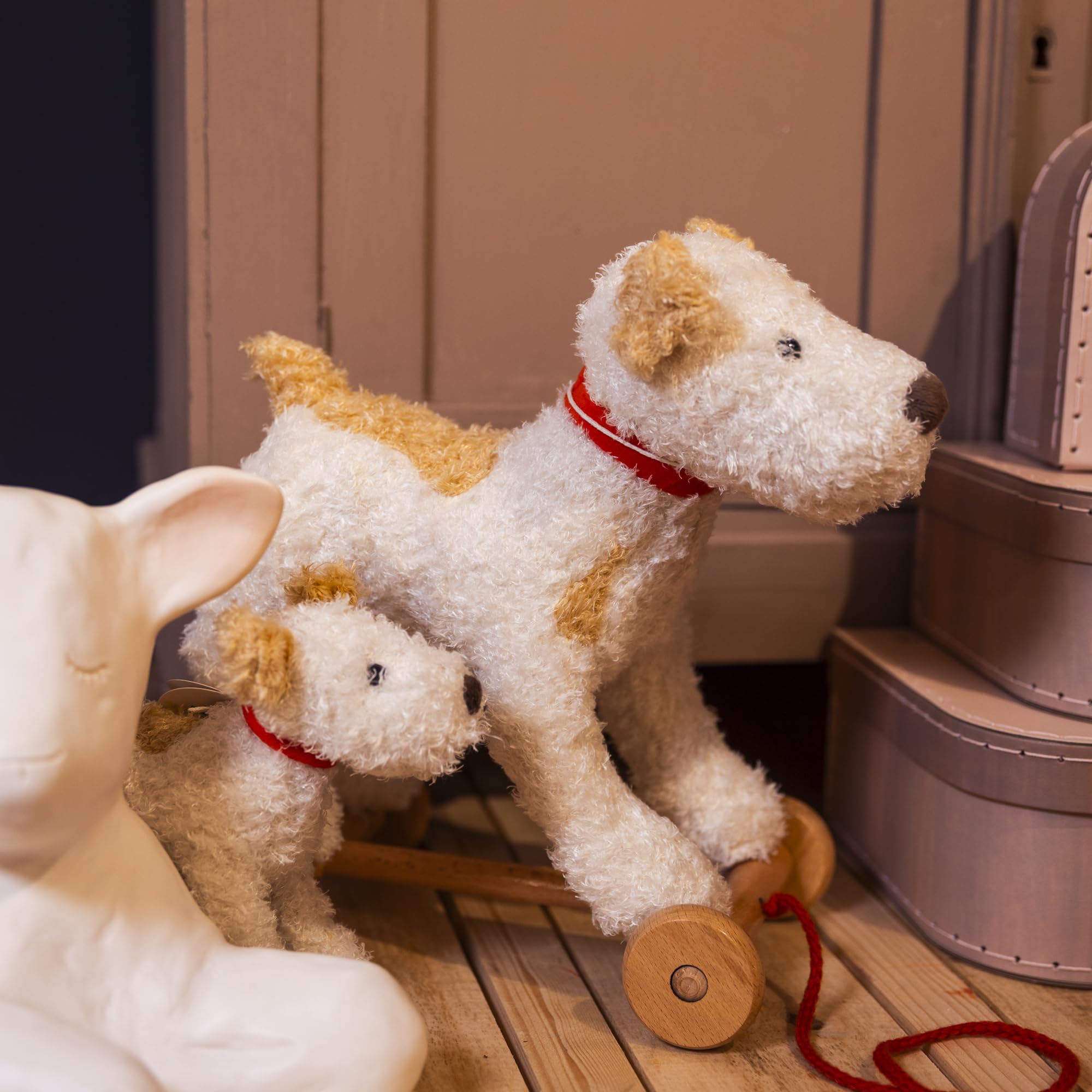 Egmont Toys Pull-Along Animaux en Peluche - 4 Modèles de Peluches à tirer vers l'arrière (Chien Eliot, Ours Raoul, Mouton Mary, Ours Walter), Roues en Bois & Peluche Douce, A partir de 12 Mois (Eliot