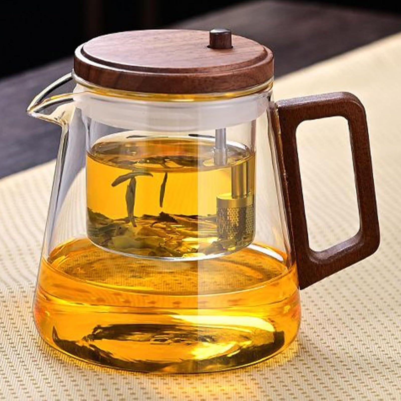 Questa teiera è dotata di filtro integrato, rivestimento interno trasparente per la separazione dell'acqua, resistenza al calore e design ergonomico. Include un manico con un solo pulsante per filtrar