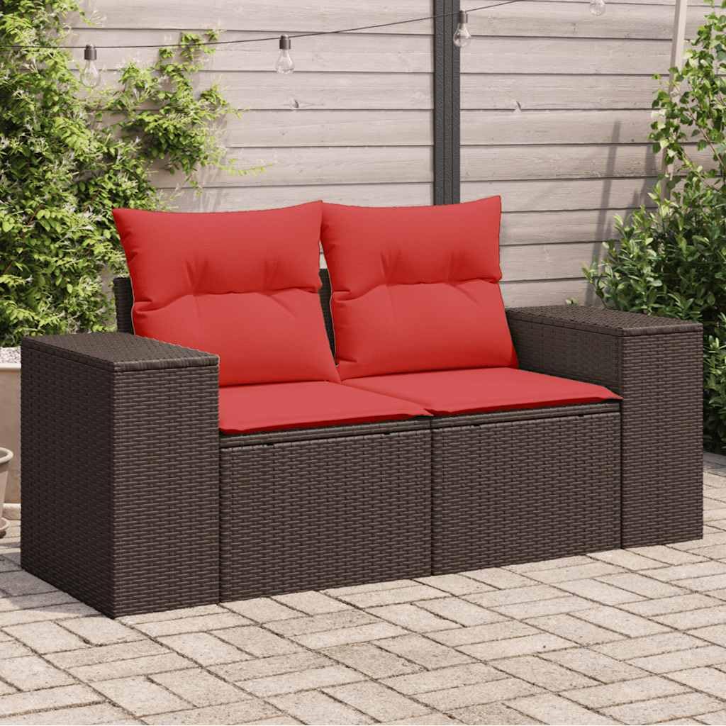 Divano da Giardino 2 Posti in Rattan PE Marrone con Cuscini Rossi | Divano modulare da esterno in polyrattan marrone con ampi braccioli e cuscini sfoderabili per patio e terrazzo.