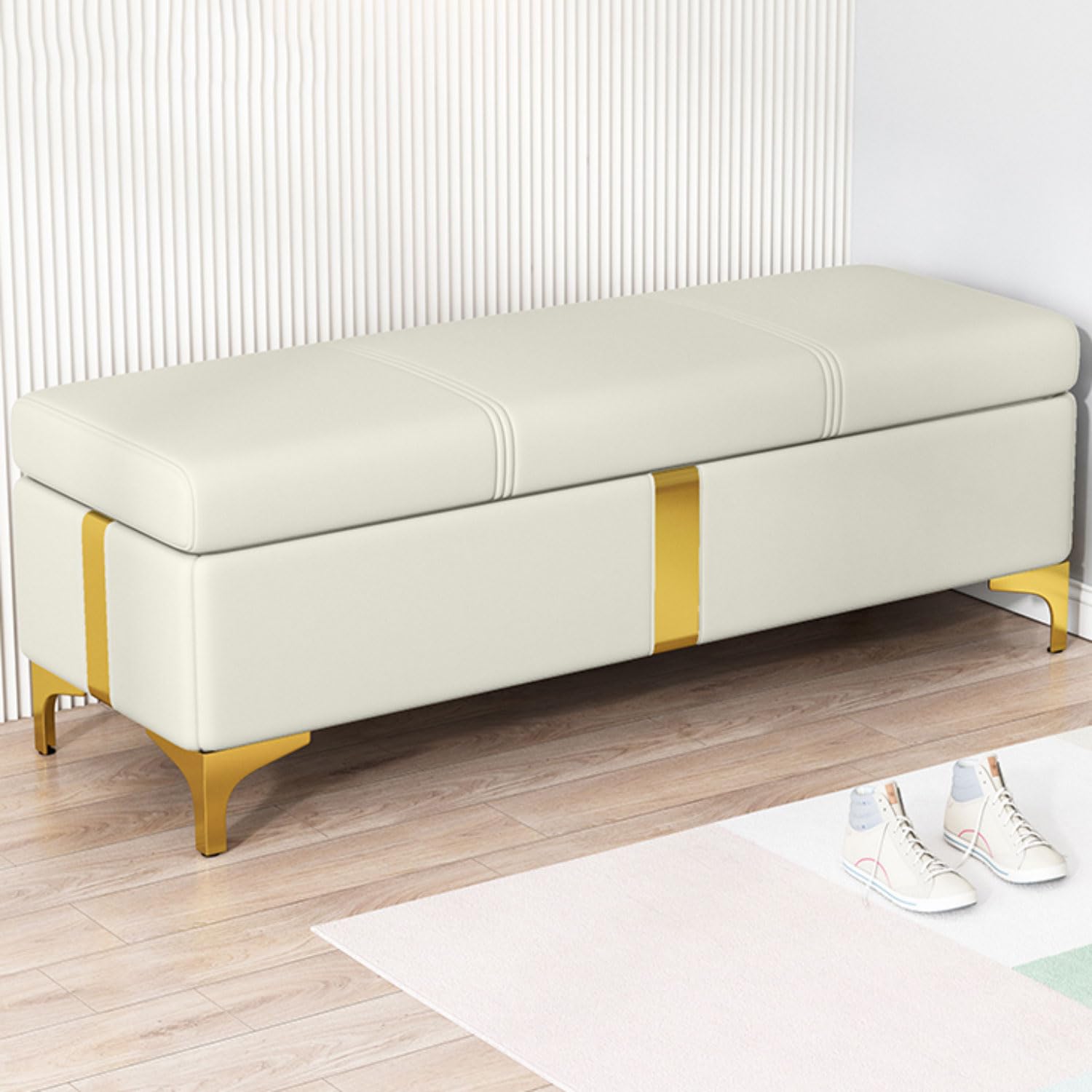 Coffre de rangement et banc en cuir pour optimiser l'espace du salon