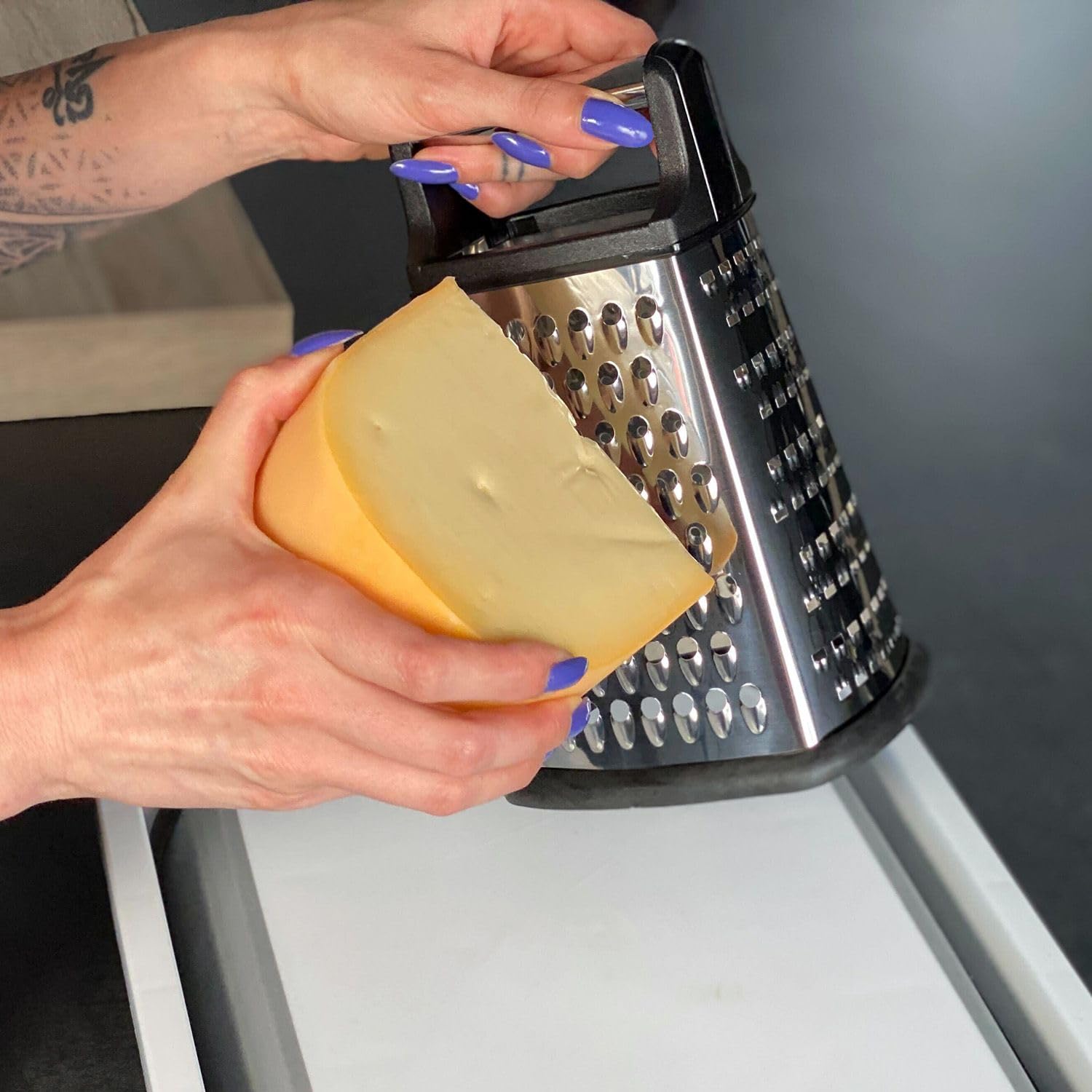 Intirilife Tarka ze stali nierdzewnej z antypoślizgowym dnem - 22.5 cm - Tarka kuchenna, szatkownica, tarka do sera z 4 powierzchniami do tarcia, idealna do startego parmezanu, warzyw, ziemniaków itd