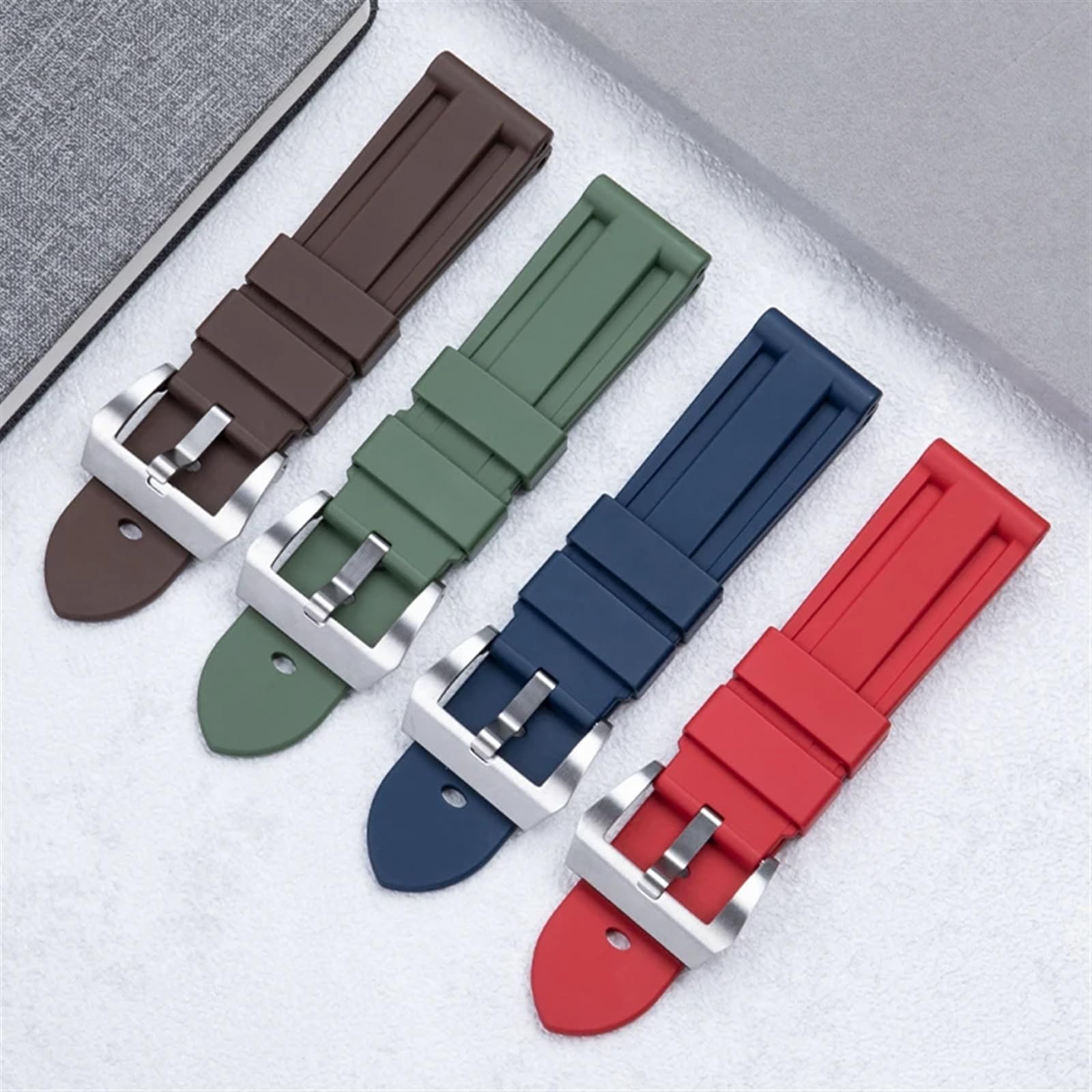 Il cinturino in gomma da 22/24 mm sostituisce il cinturino in silicone impermeabile serie Panerai