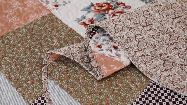 Copriletto Matrimoniale CUORE Trapuntato - Design Patchwork Marrone, 240x260 Cm, 100% Poliestere