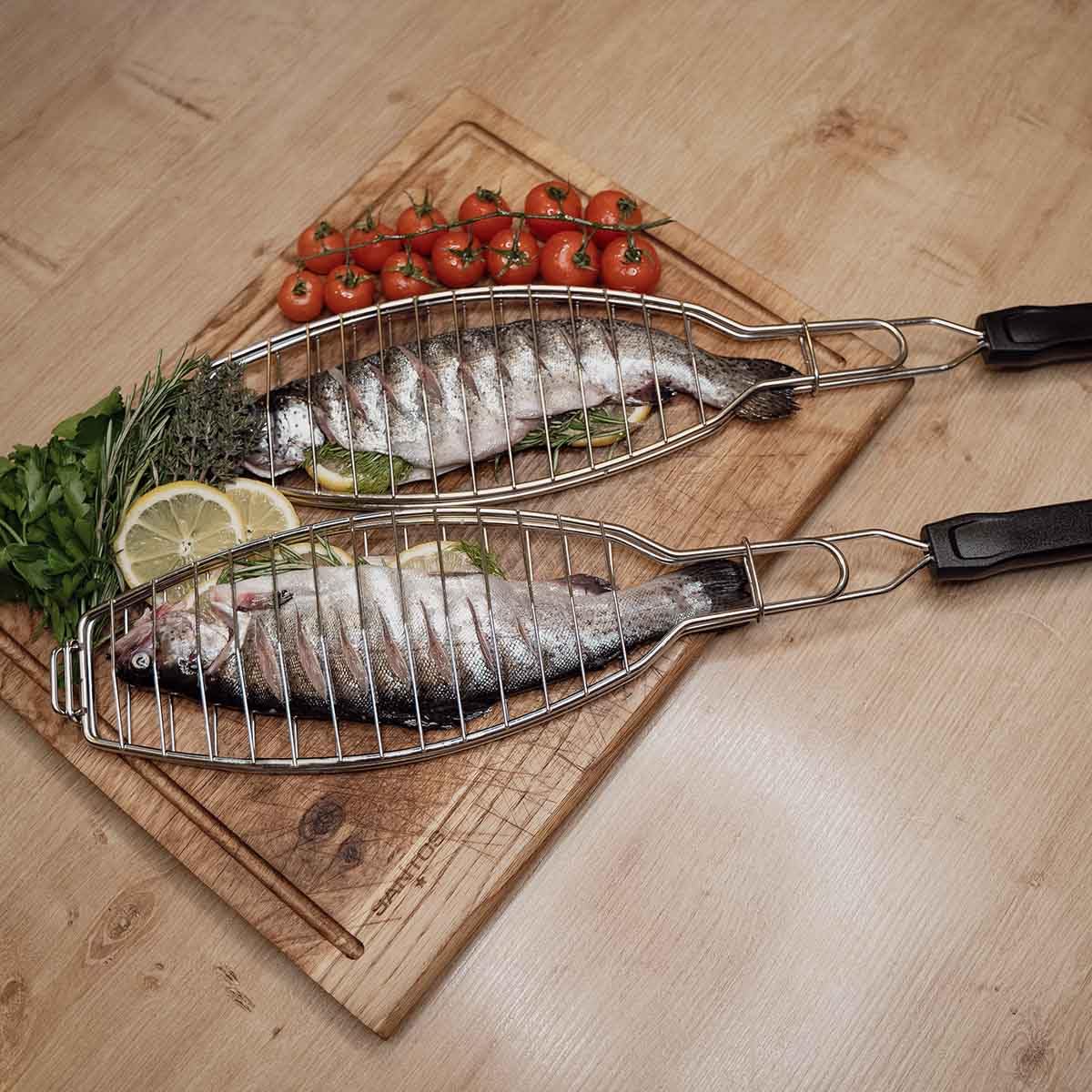 SANTOS XL Fischbräter 61,5cm - Edelstahl Fisch-Grillkorb - Fischhalter mit Hitzeschutzgriff - für Fische bis zu 33cm - Spülmaschinenfest - Fischgrillzange - optimale Grillergebnisse